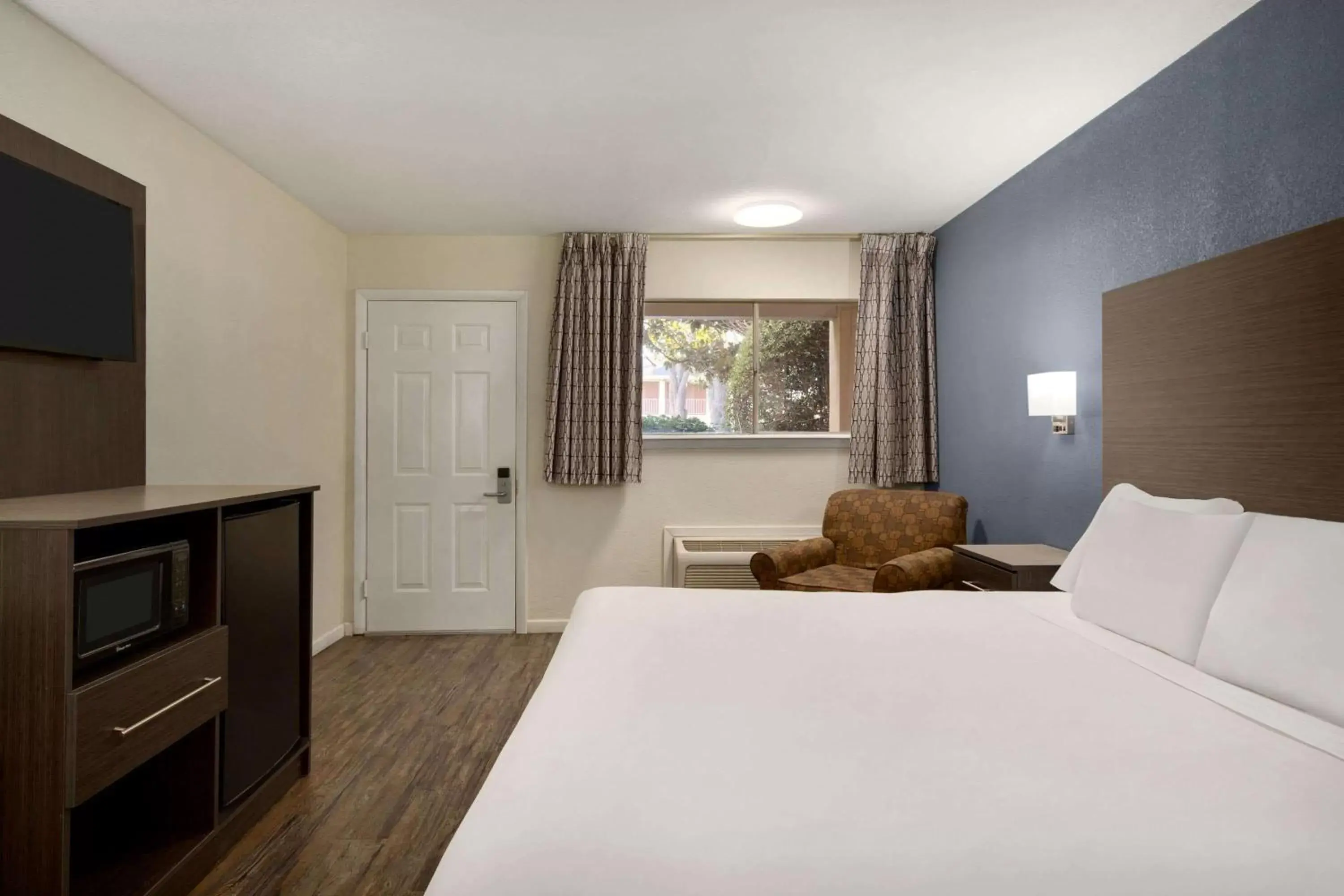Photo of the whole room, Bed in Days Inn by Wyndham Lawton