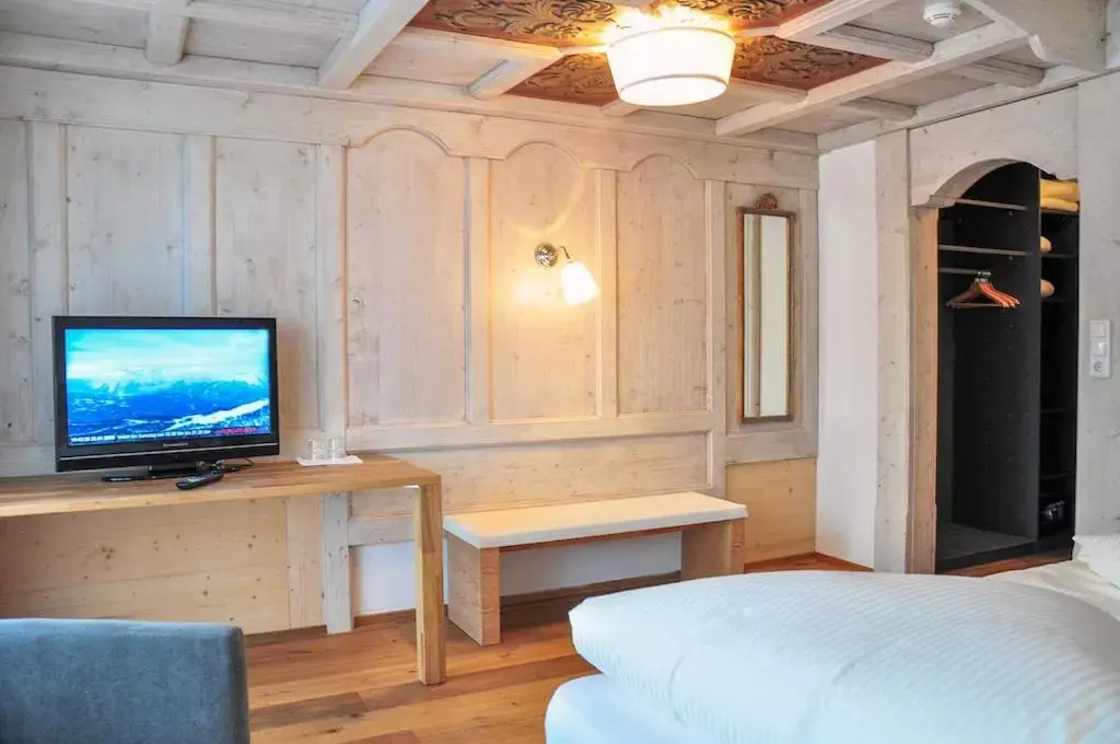 TV and multimedia, TV/Entertainment Center in Hotel Seelos