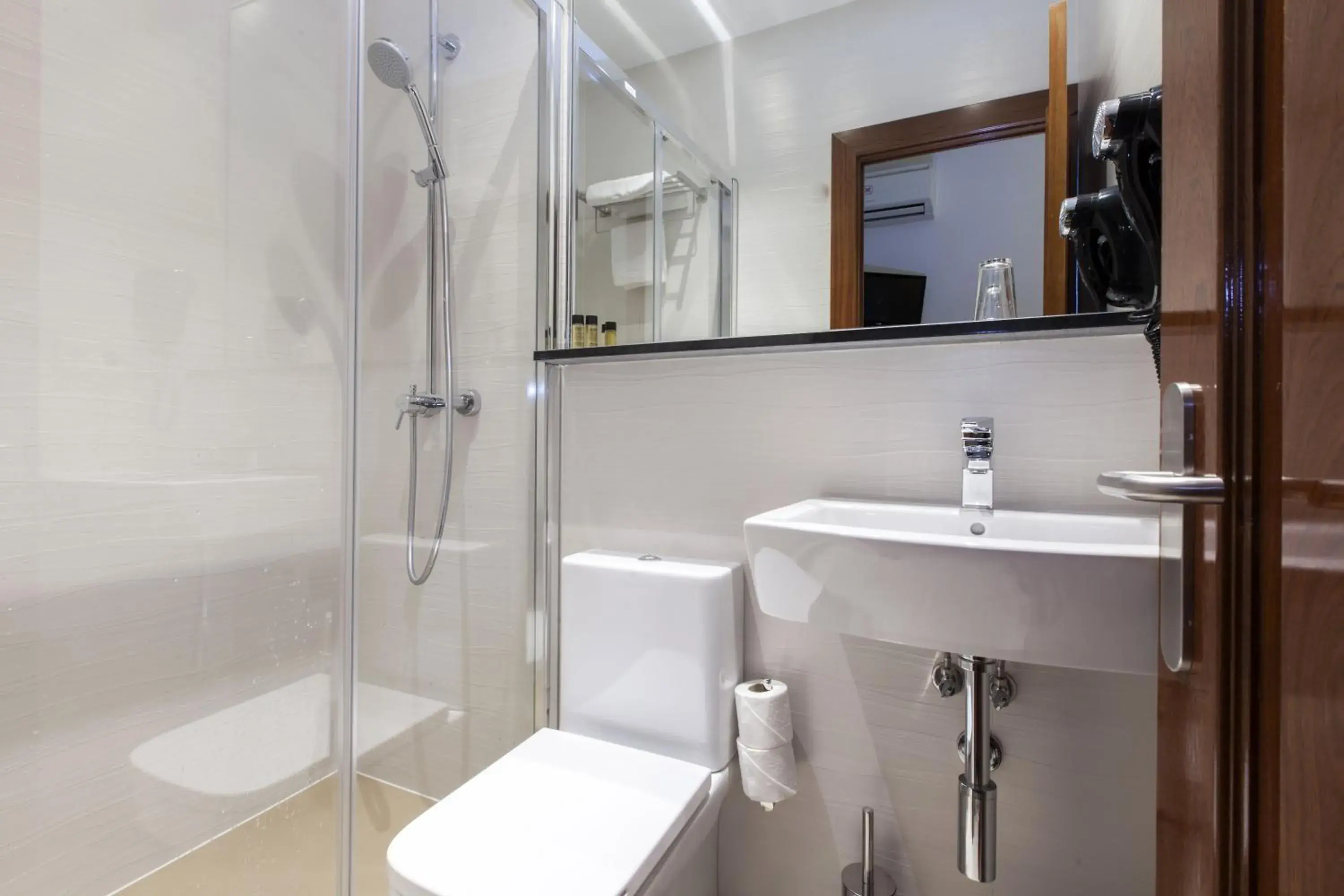 Shower, Bathroom in Hostal Castilla I Atocha
