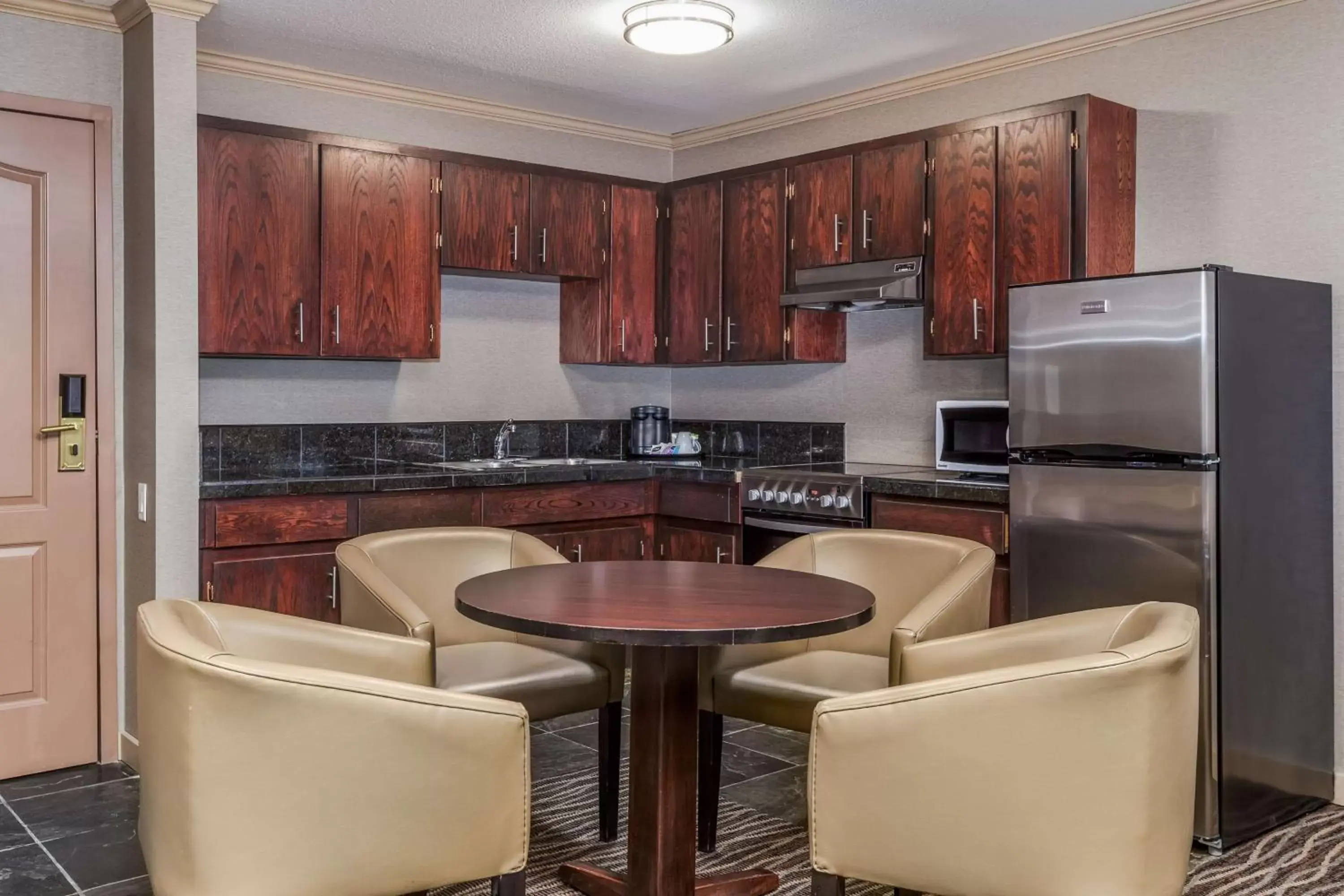 Photo of the whole room, Kitchen/Kitchenette in Prestige Radium Hot Springs Resort, WorldHotels Crafted