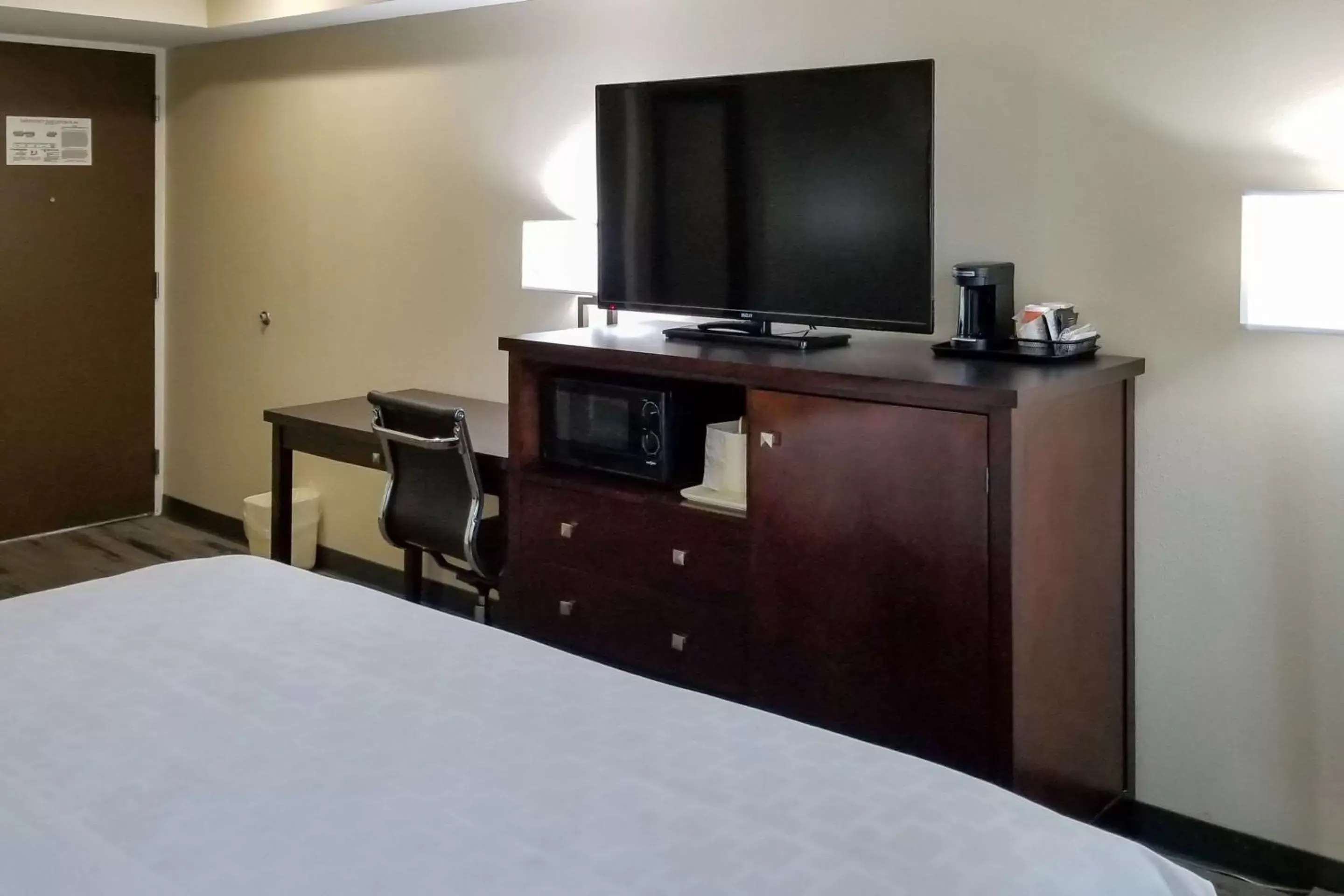 Photo of the whole room, TV/Entertainment Center in Clarion Pointe by Choice Hotels Corydon