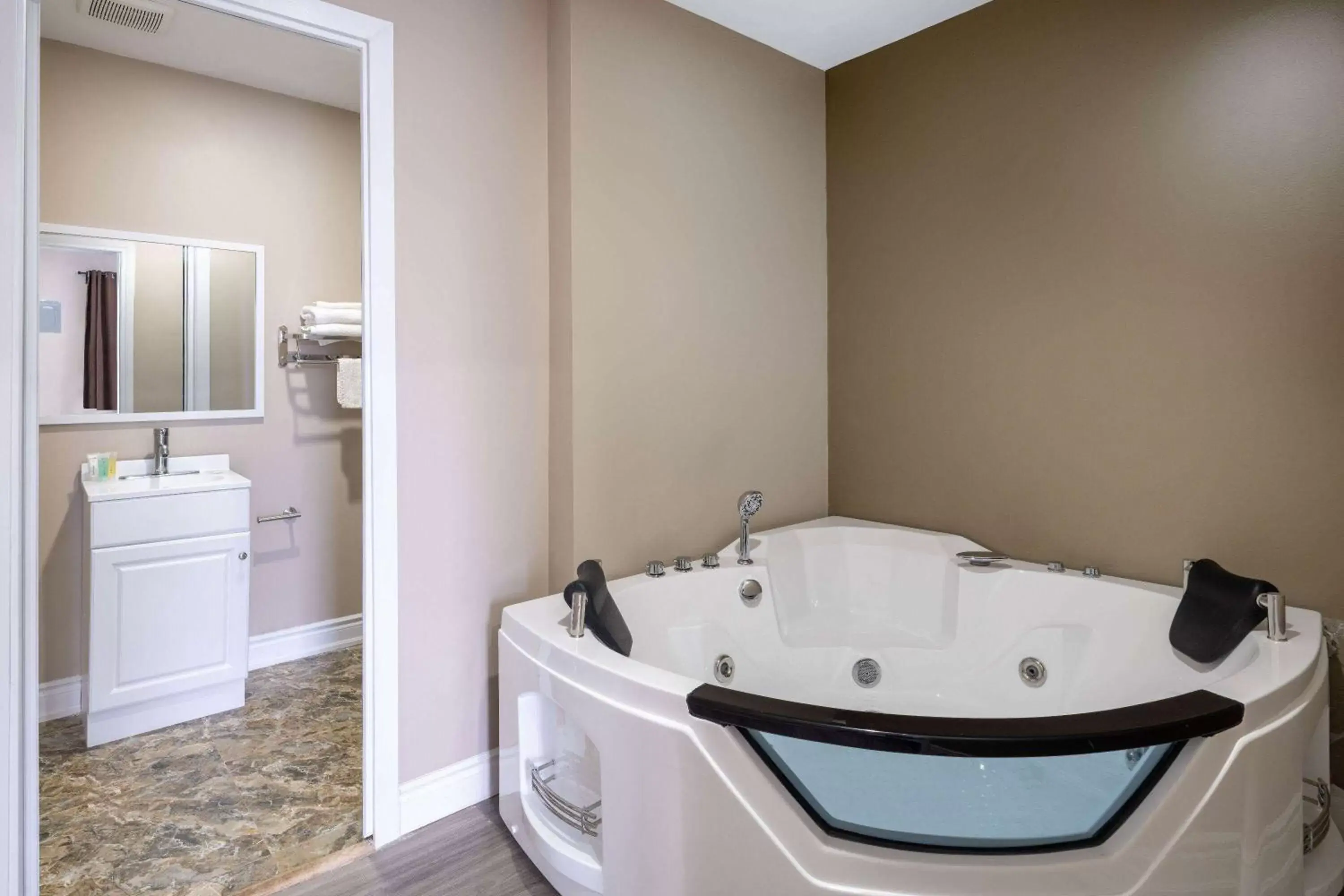 Hot Tub, Bathroom in Super 8 by Wyndham Niagara Falls ON