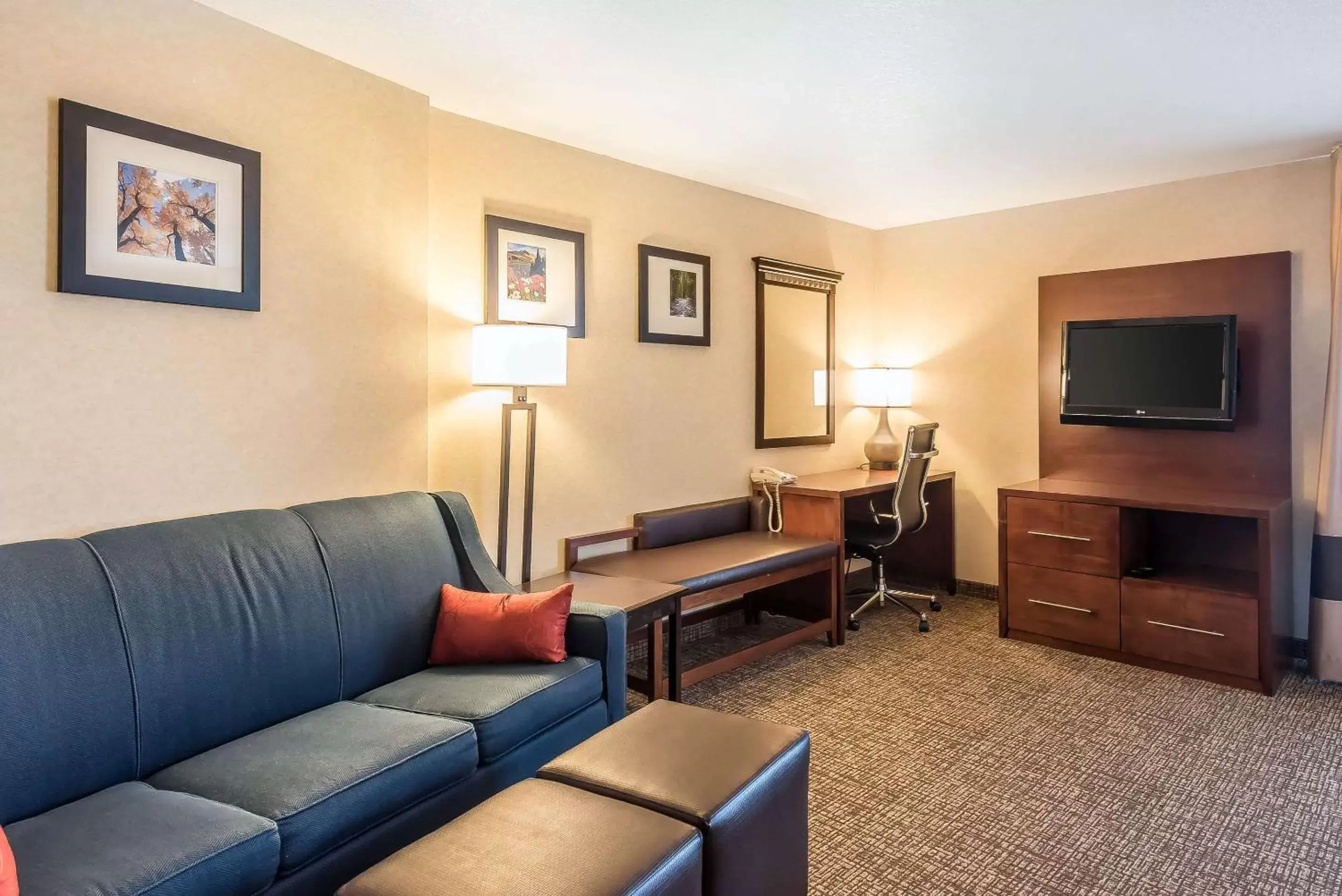 Bedroom, Seating Area in Comfort Suites Longmont