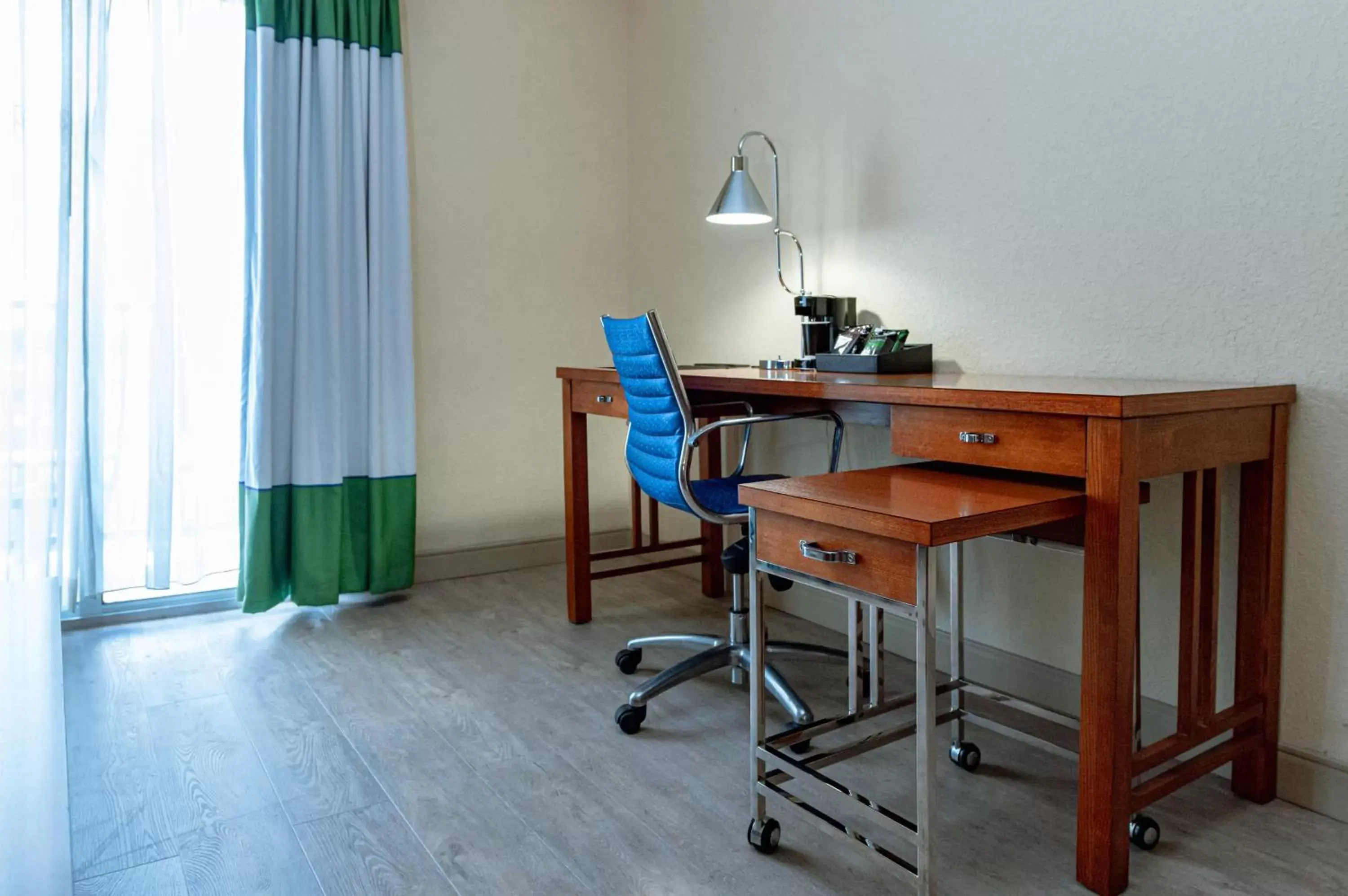 Seating area, TV/Entertainment Center in SEVEN Sebring Raceway Hotel