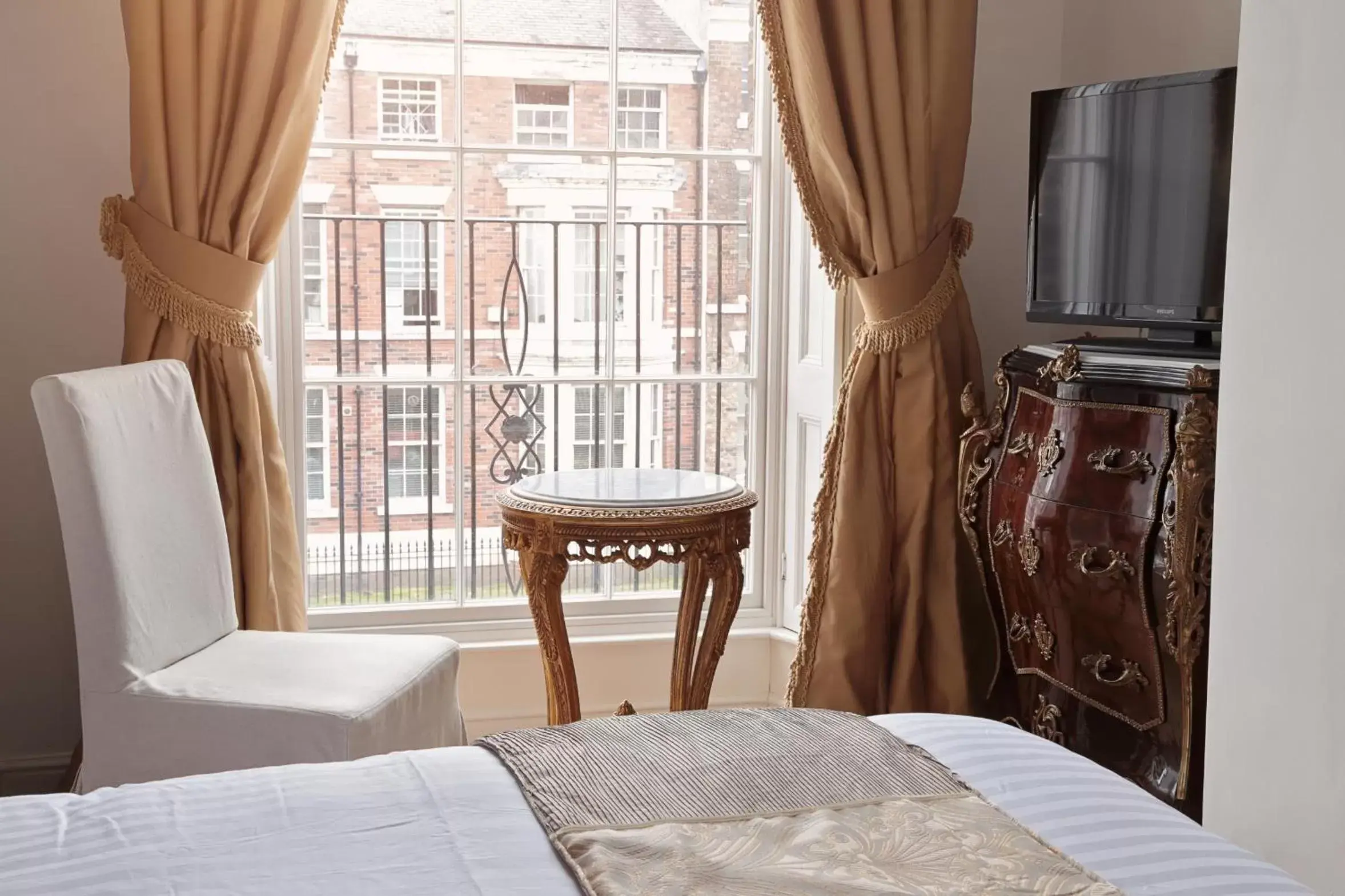 Bed, TV/Entertainment Center in The Georgian Town House Hotel