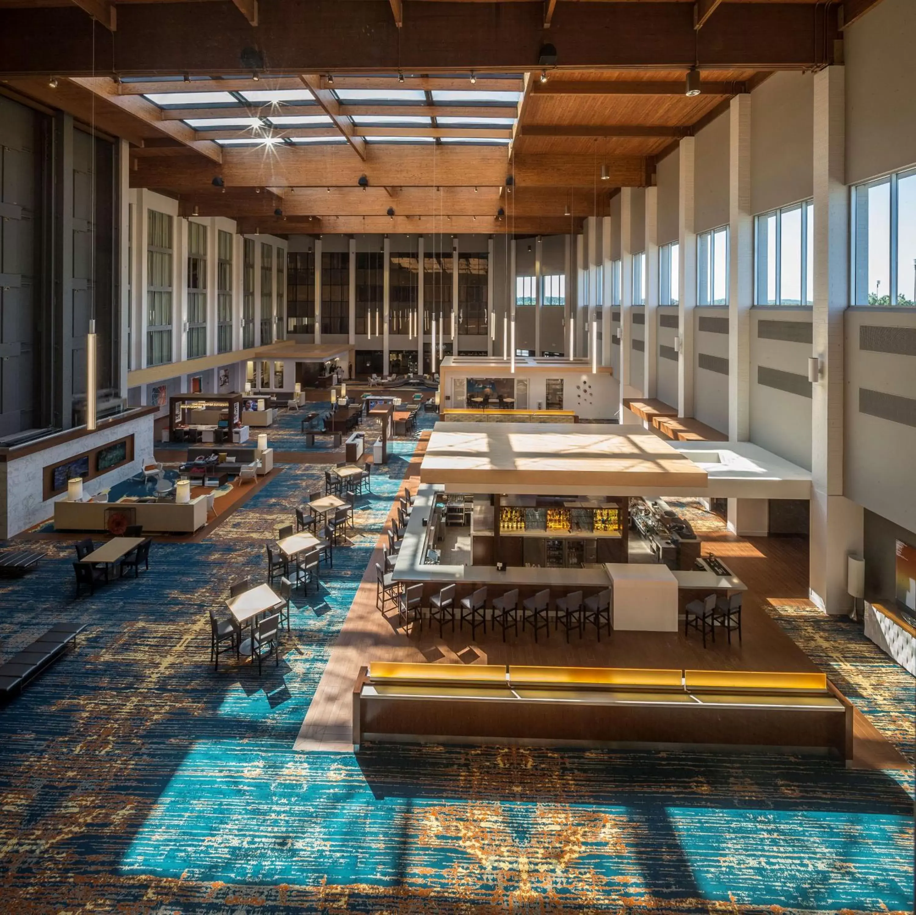 Dining area, Swimming Pool in DoubleTree by Hilton Pittsburgh - Cranberry