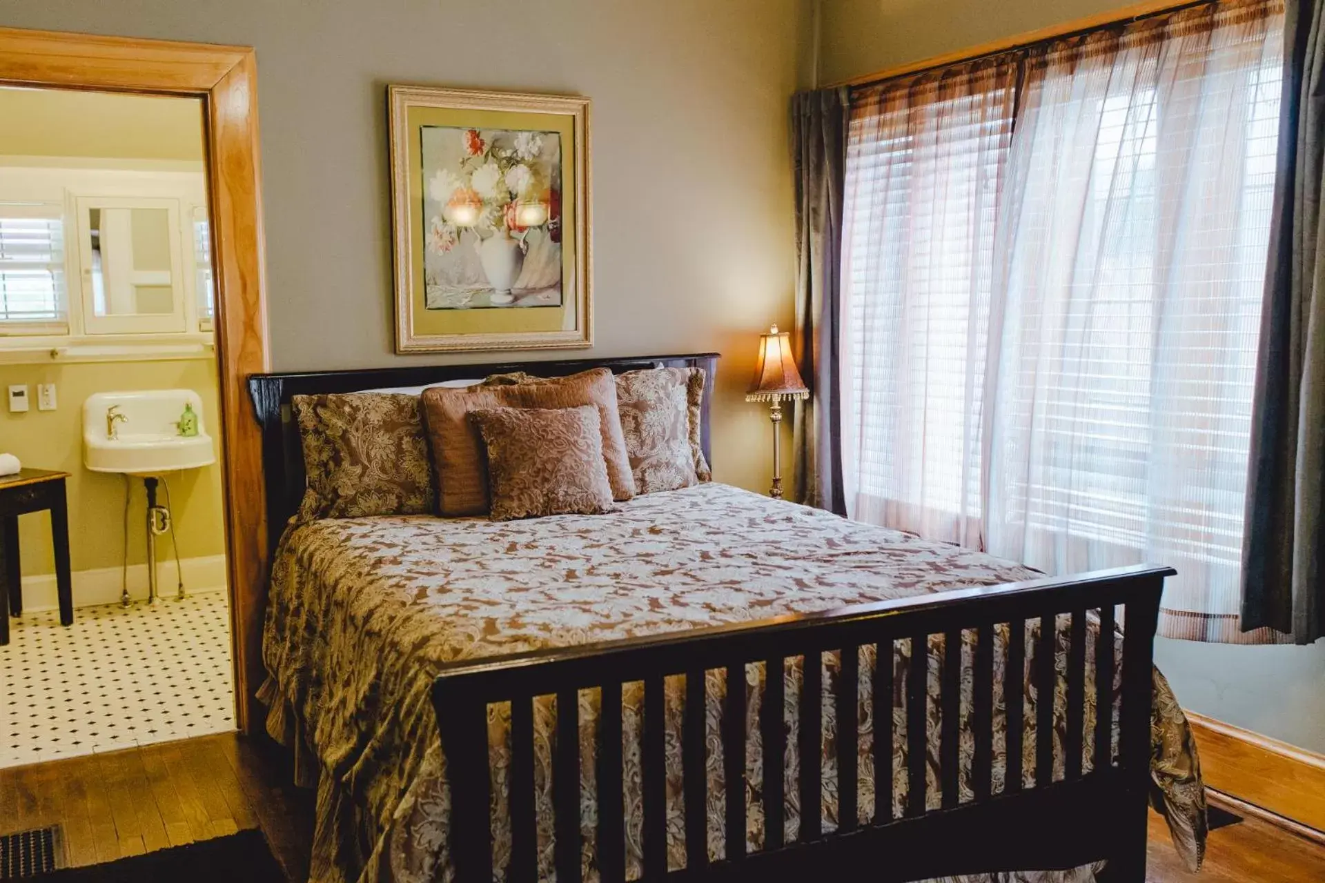 Queen Room (Baron) in Leonard at Logan House Queen Room (Baron) in Leonard at Logan House