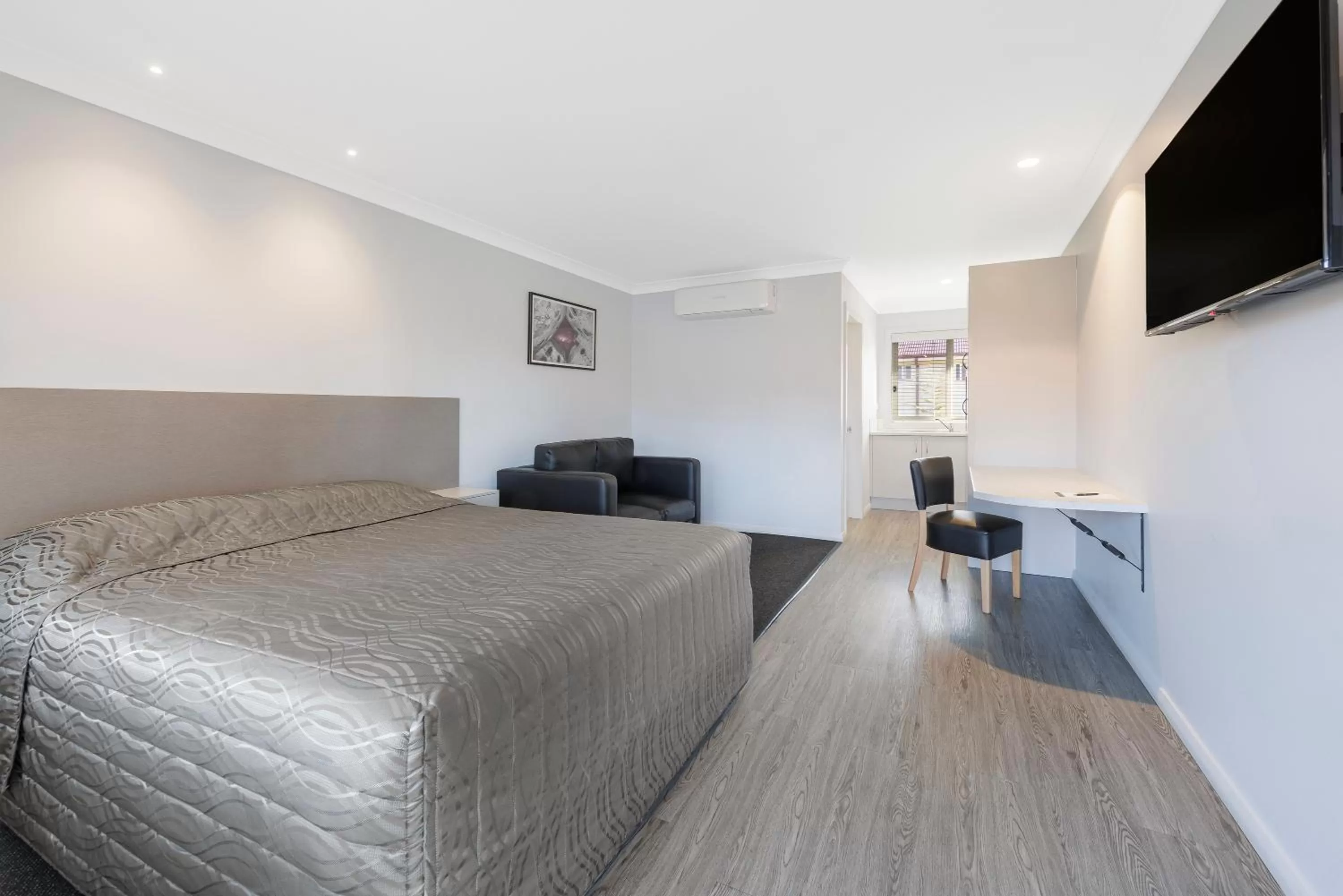 Photo of the whole room, Bed in Black Gold Motel