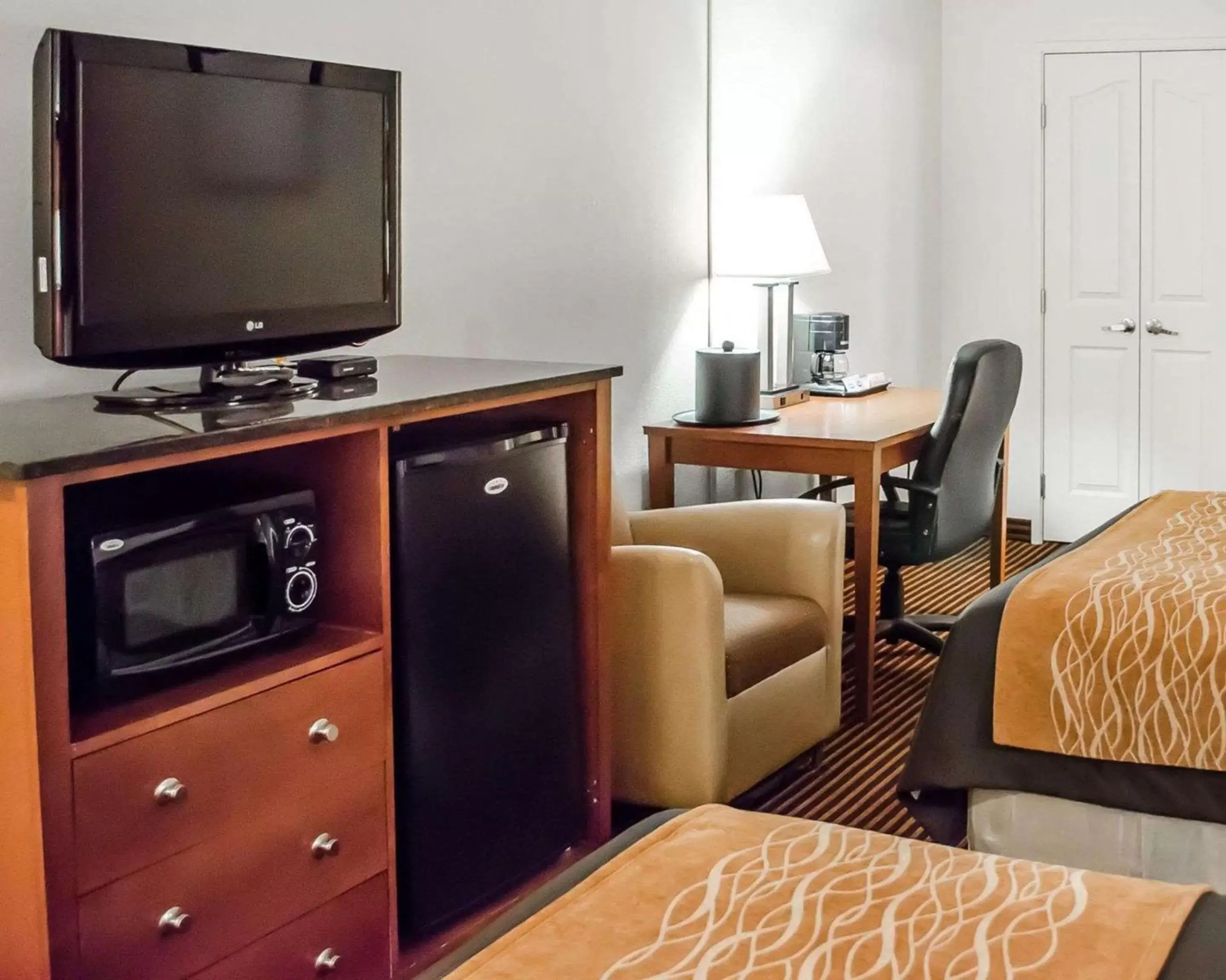 Photo of the whole room, TV/Entertainment Center in Quality Inn Riverfront Harrisburg