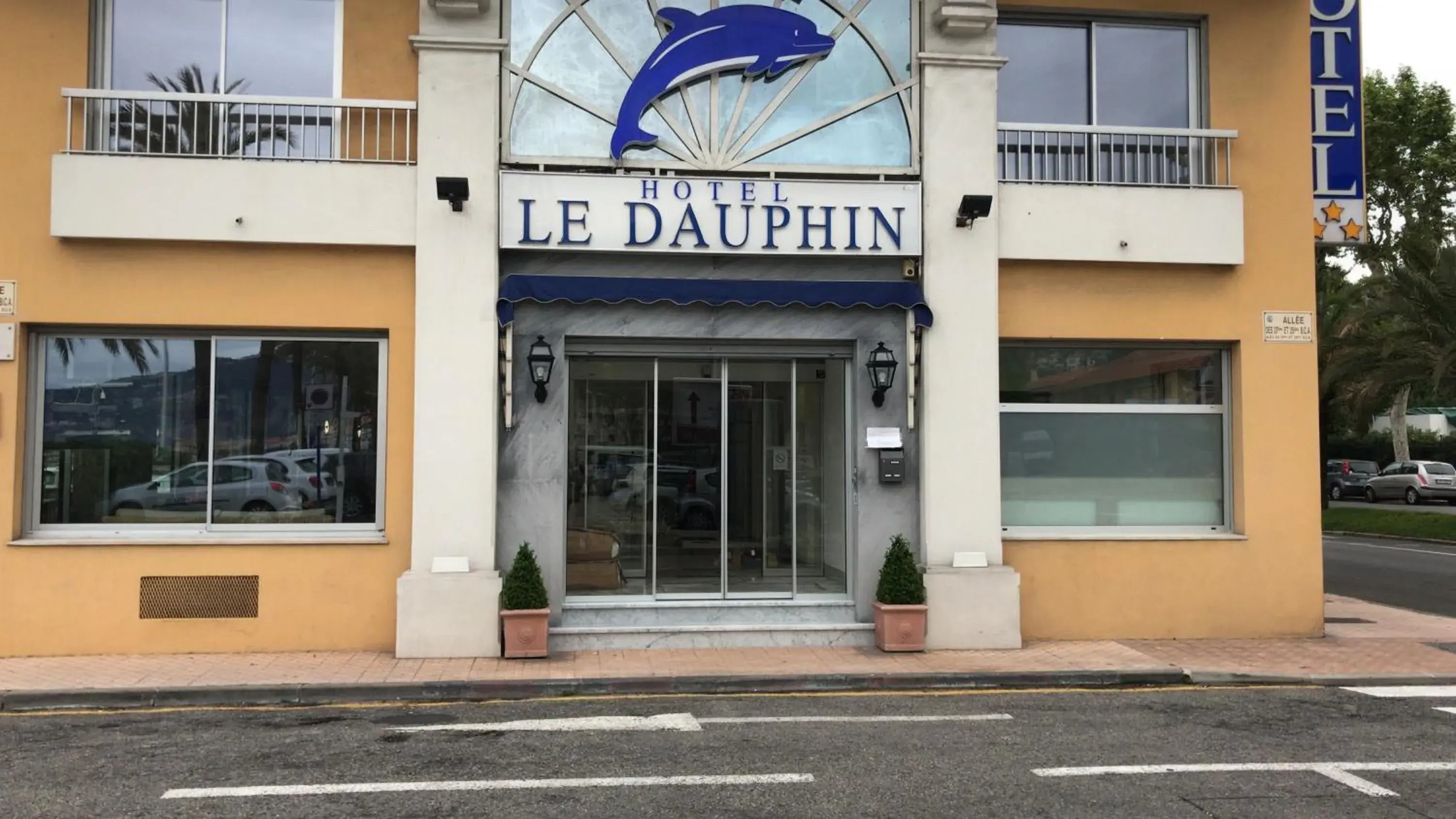 Property building in Hôtel Le Dauphin