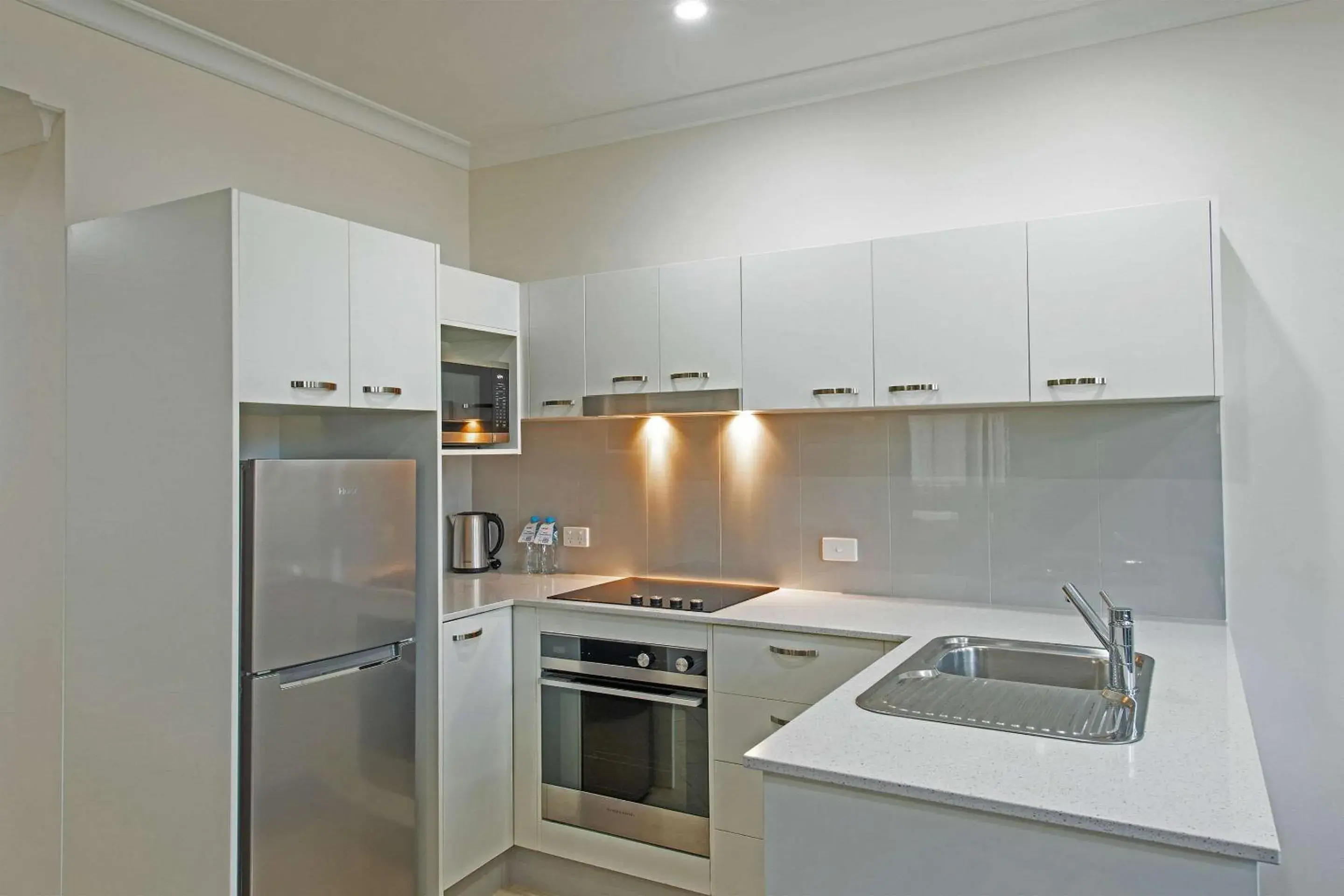 Photo of the whole room, Kitchen/Kitchenette in Quality Apartments Adelaide Central