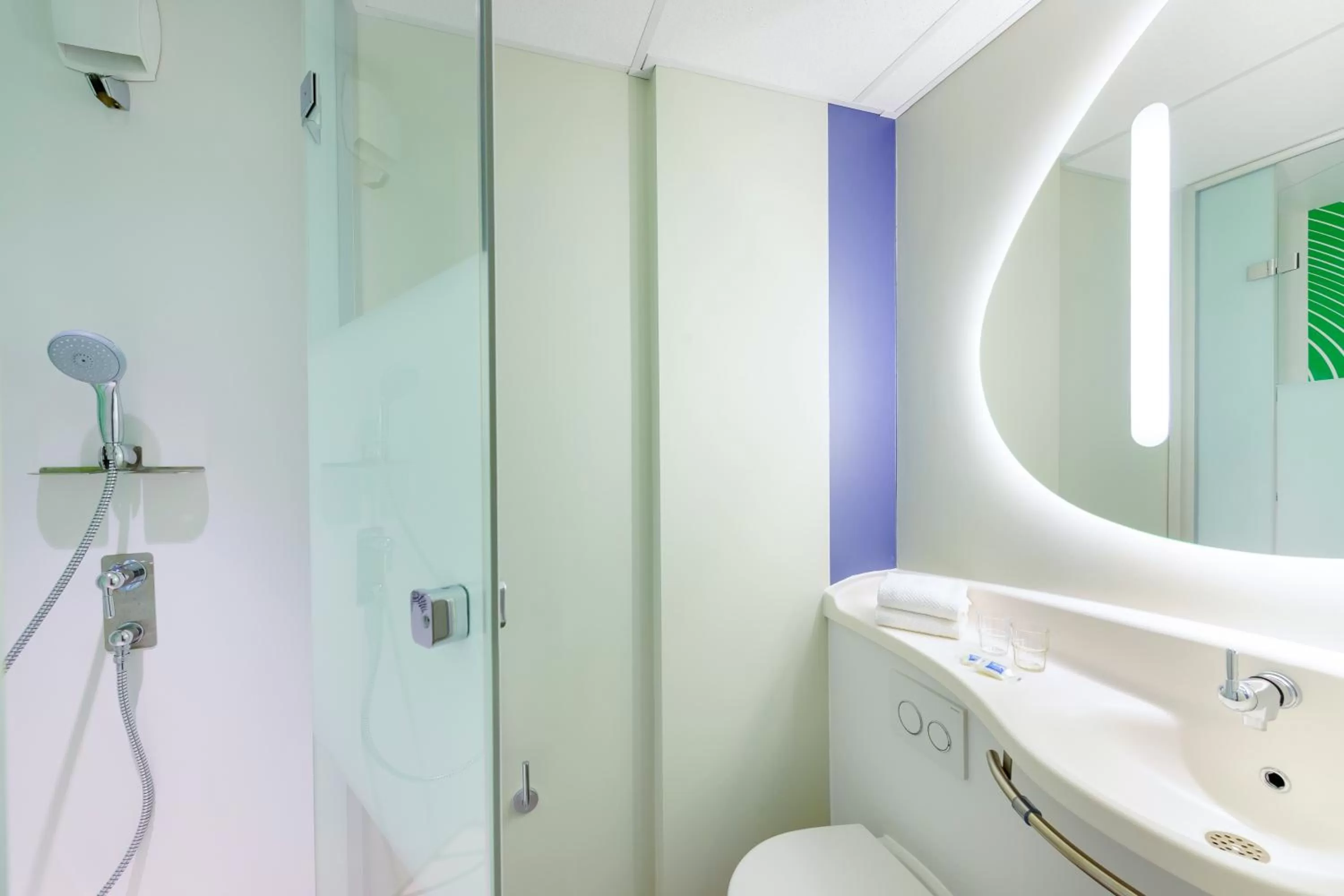 Bathroom in ibis budget Luebeck City Sued