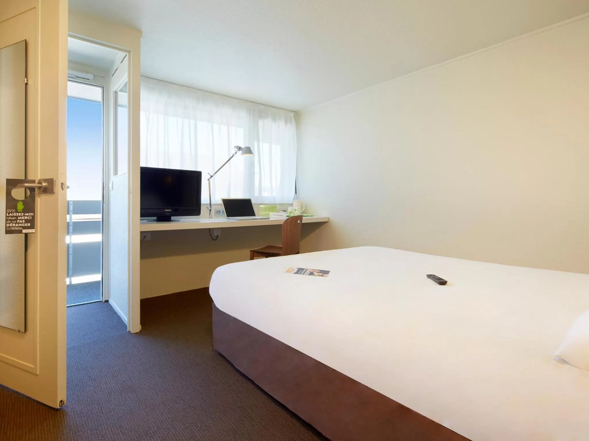 Bedroom, Bed in Campanile Dijon Sud - Marsannay