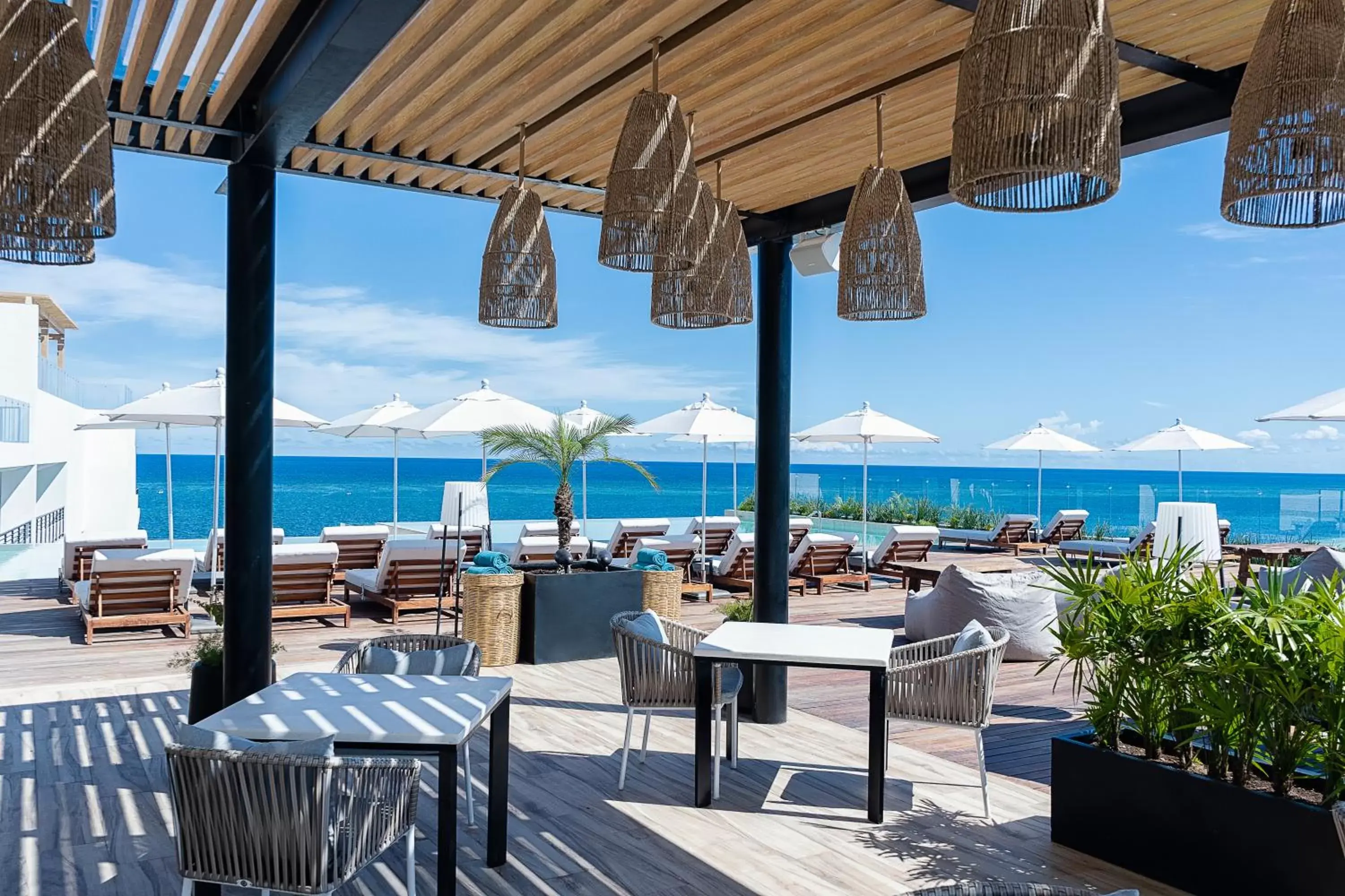 Lounge or bar in The Fives Oceanfront