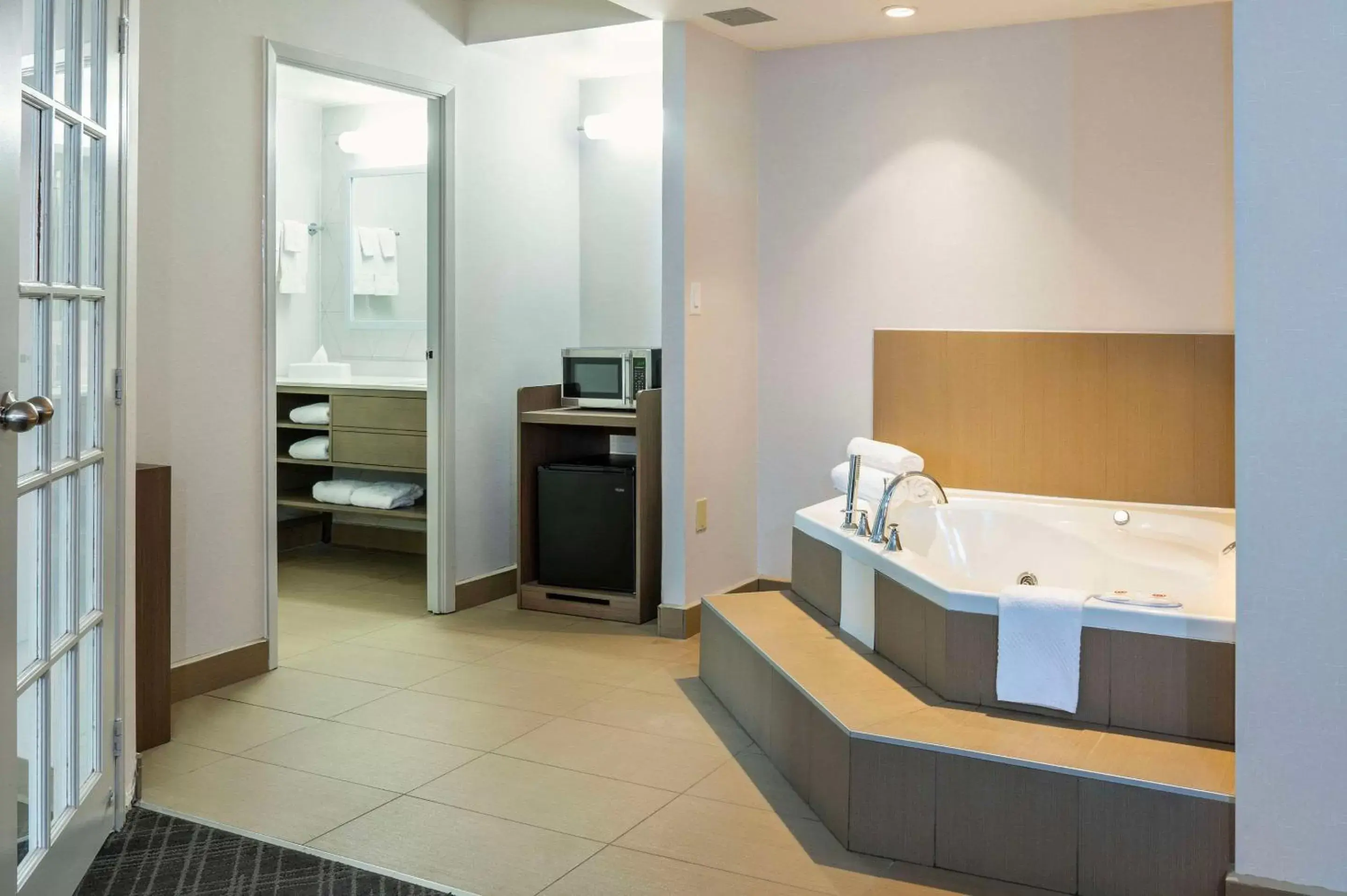 Bedroom, Bathroom in Comfort Inn & Suites Barrie