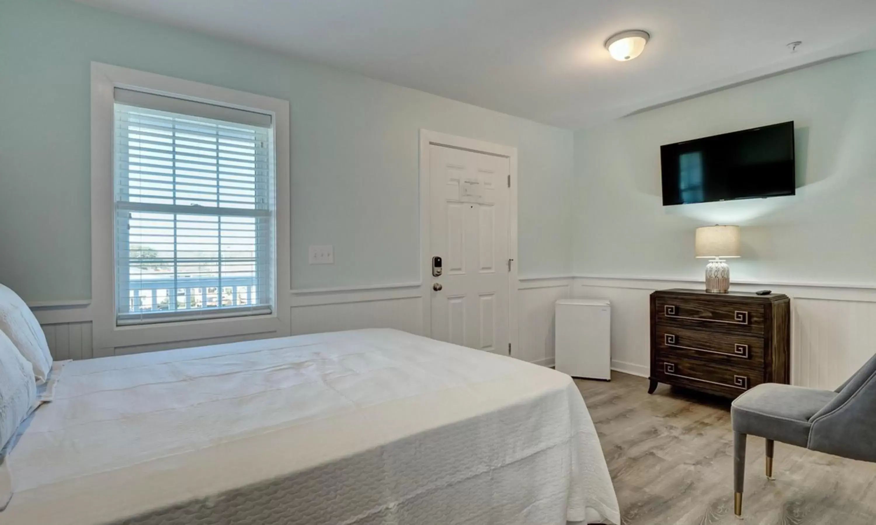 Bed in Loggerhead Inn and Suites by Carolina Retreats