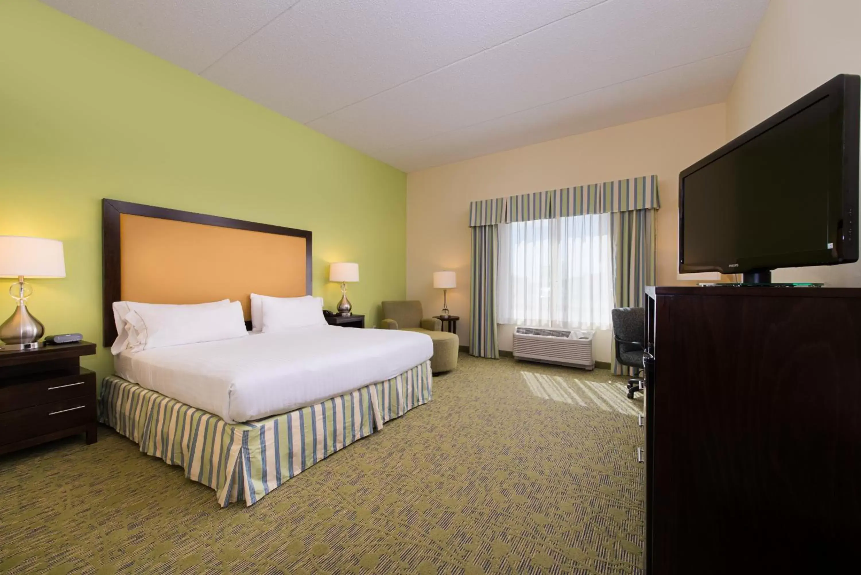 Photo of the whole room, Bed in Holiday Inn Express and Suites Dickson City, an IHG Hotel