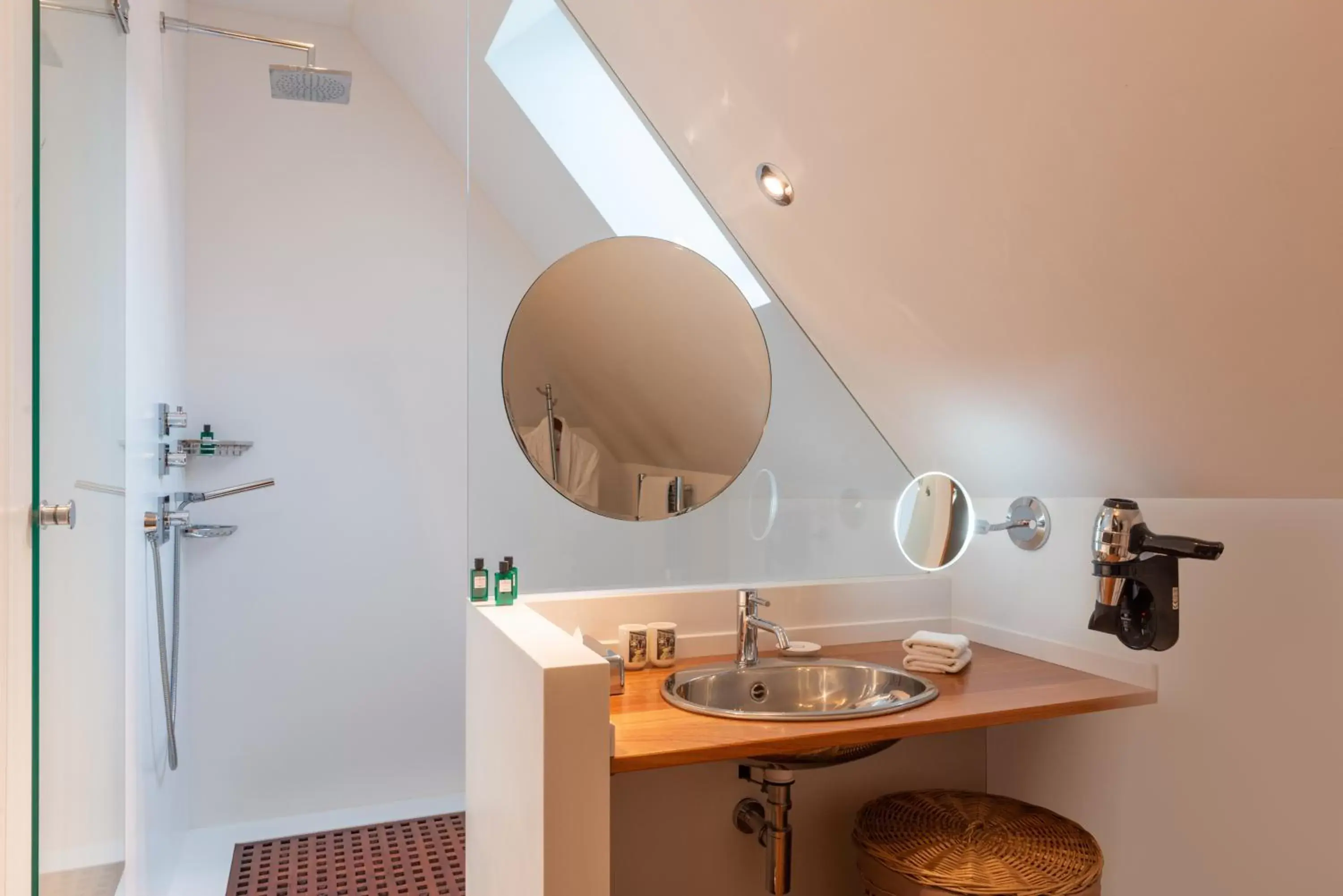 Shower, Bathroom in L'Hôtel