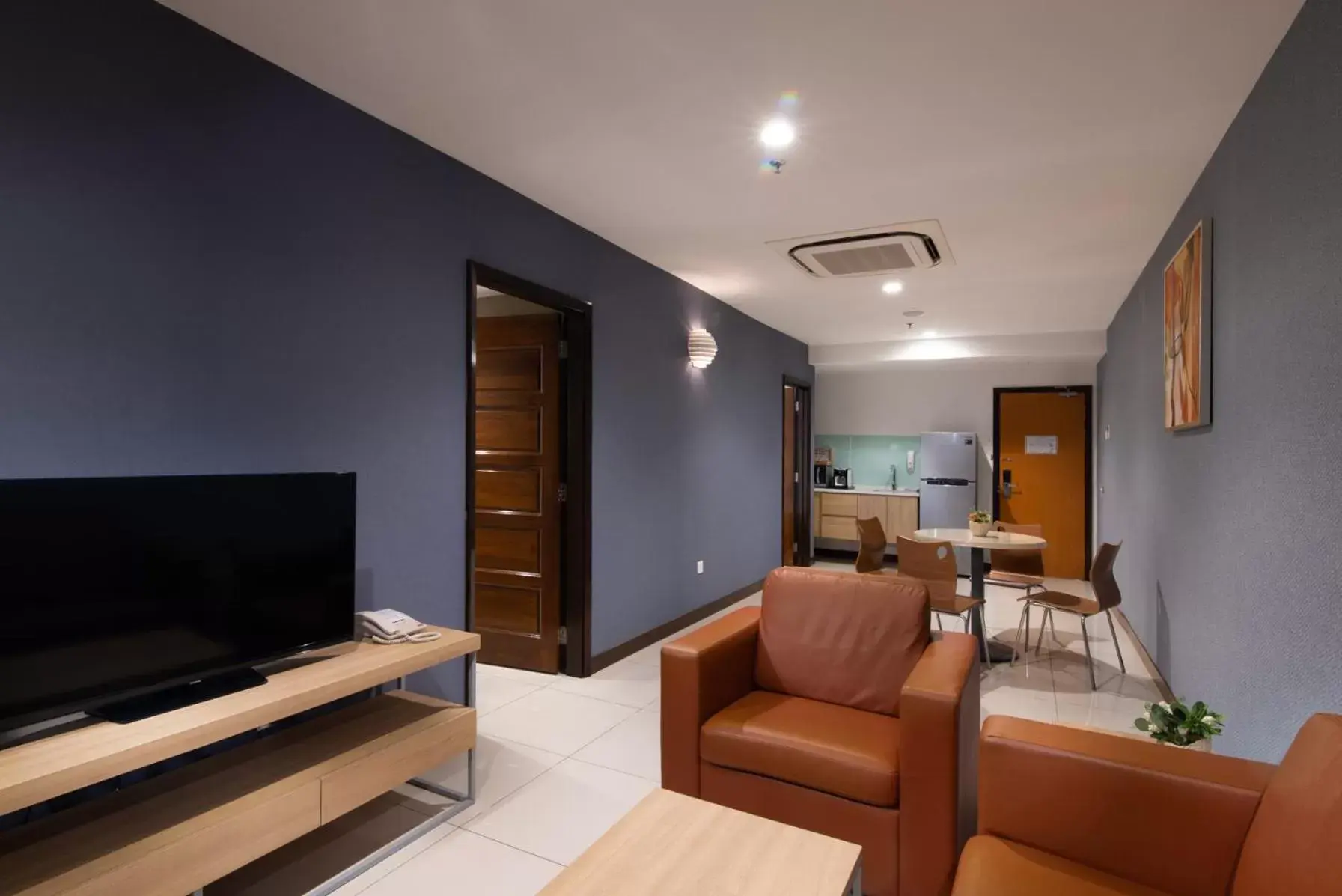 Bed, TV/Entertainment Center in One Pacific Hotel and Serviced Apartments