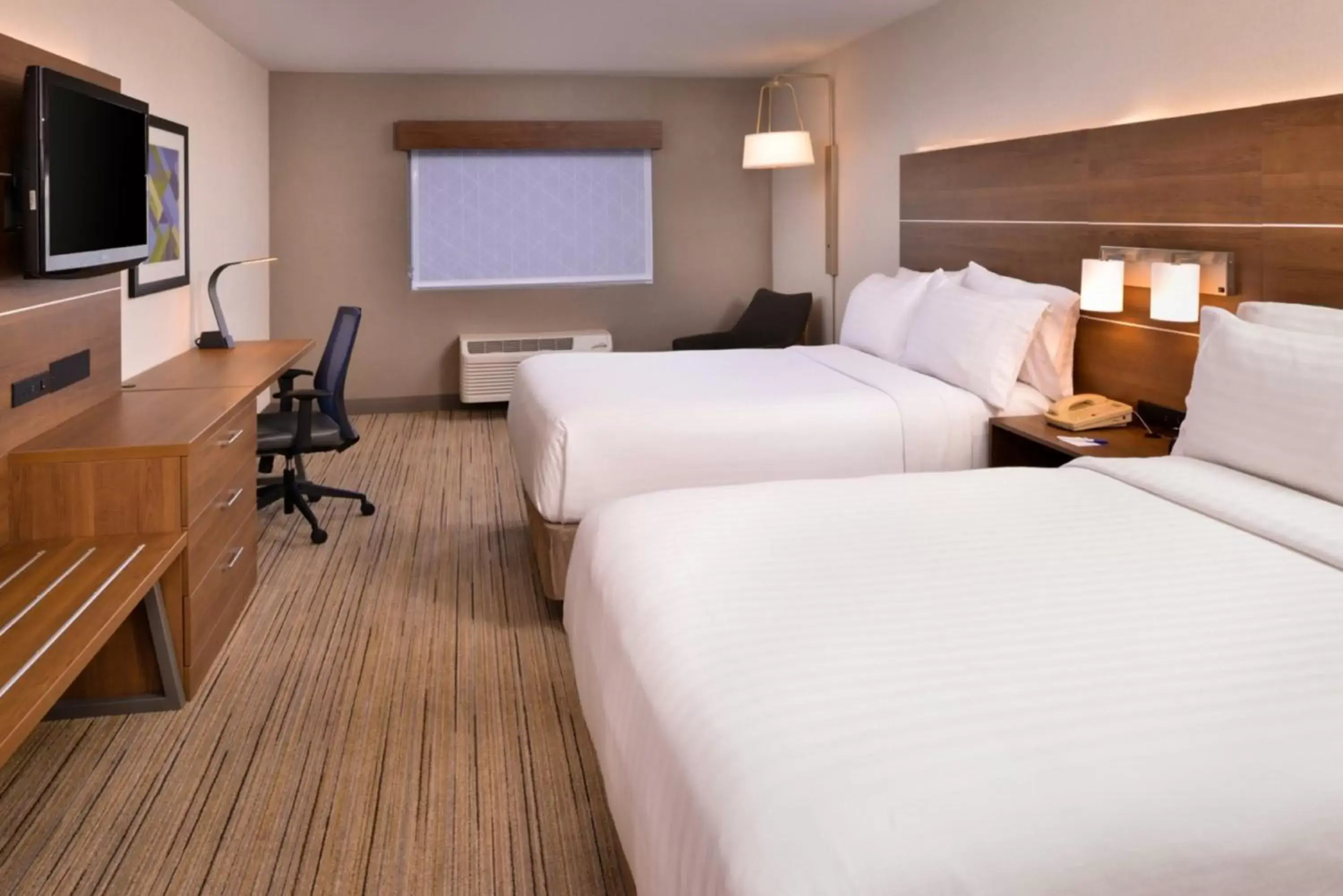 Bed in Holiday Inn Express Walnut Creek, an IHG Hotel