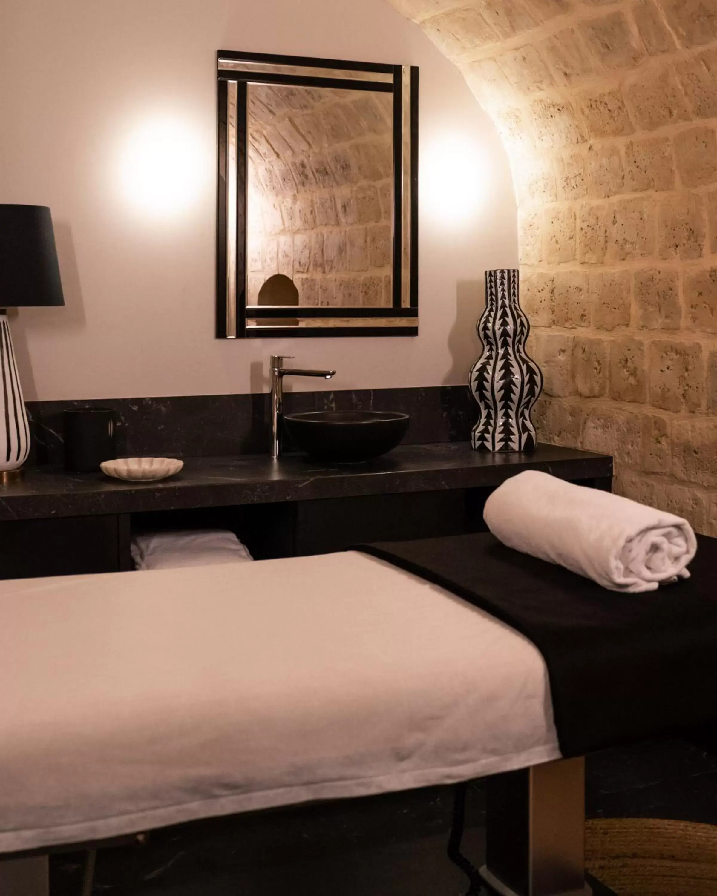 Spa and wellness centre/facilities, Bathroom in Monsieur George Hotel & Spa - Champs-Elysées