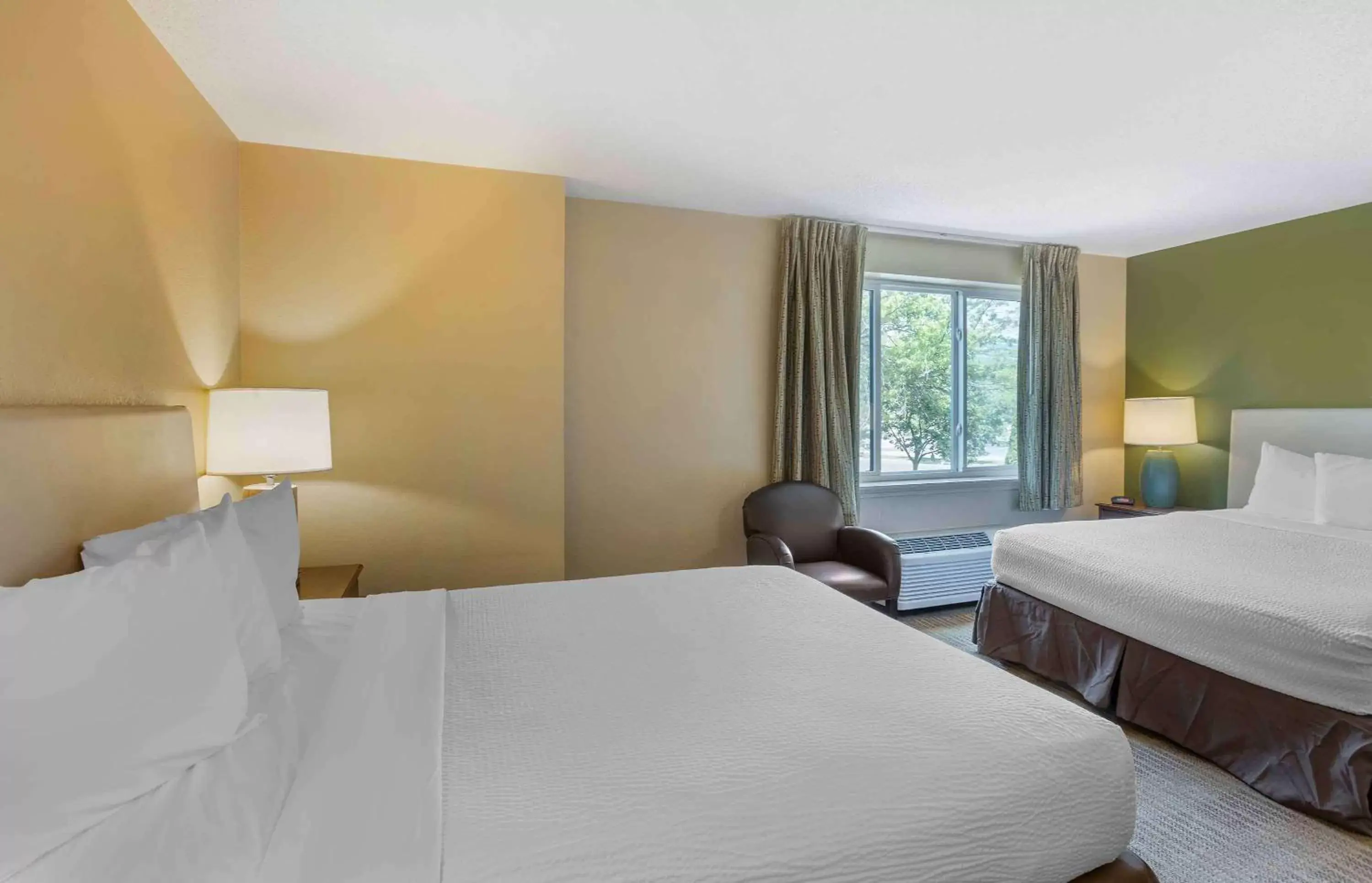 Bedroom, Bed in Extended Stay America Suites - Philadelphia - Mt Laurel - Pacilli Place