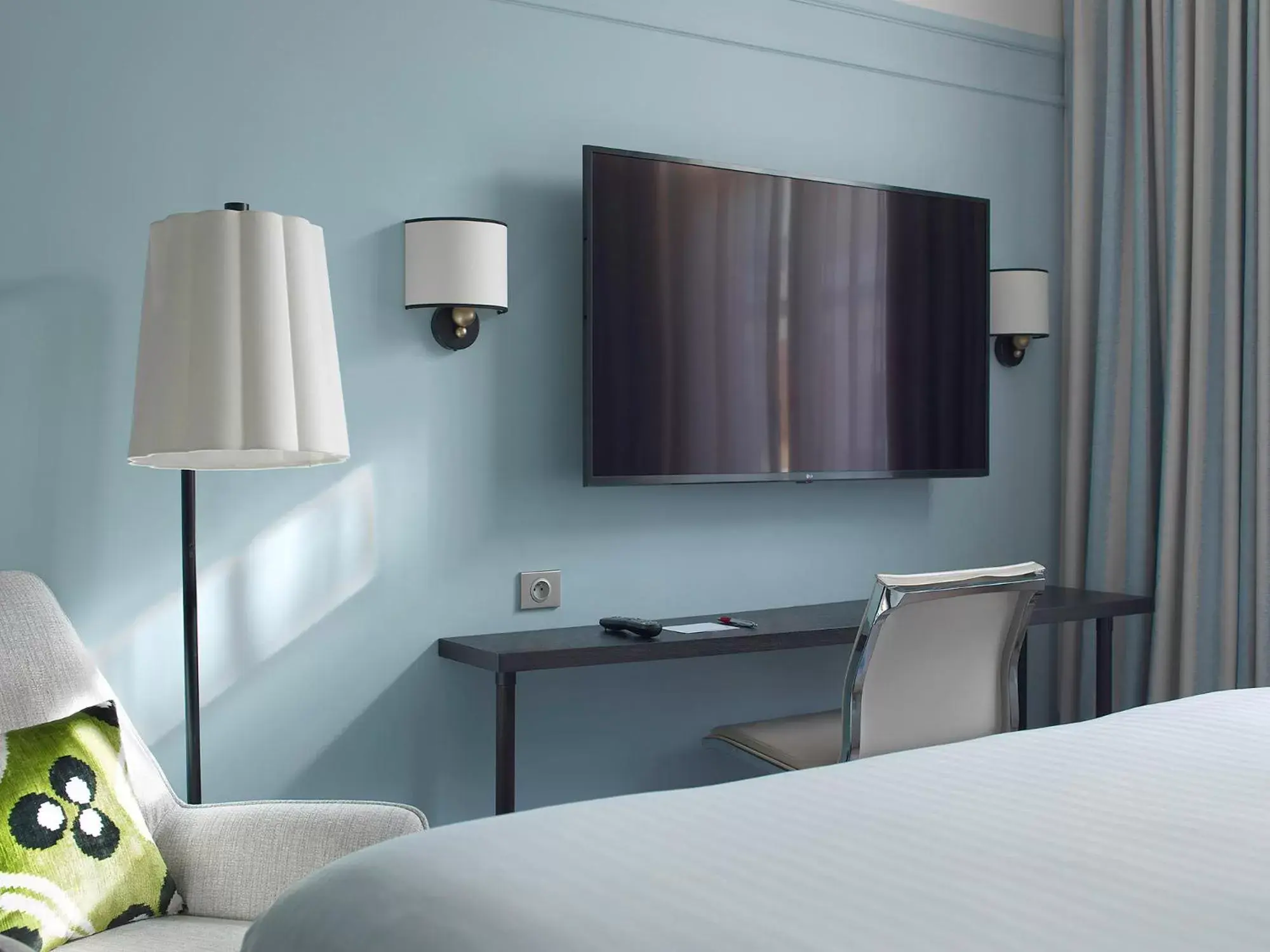 Bedroom, TV/Entertainment Center in Paris Marriott Opera Ambassador Hotel