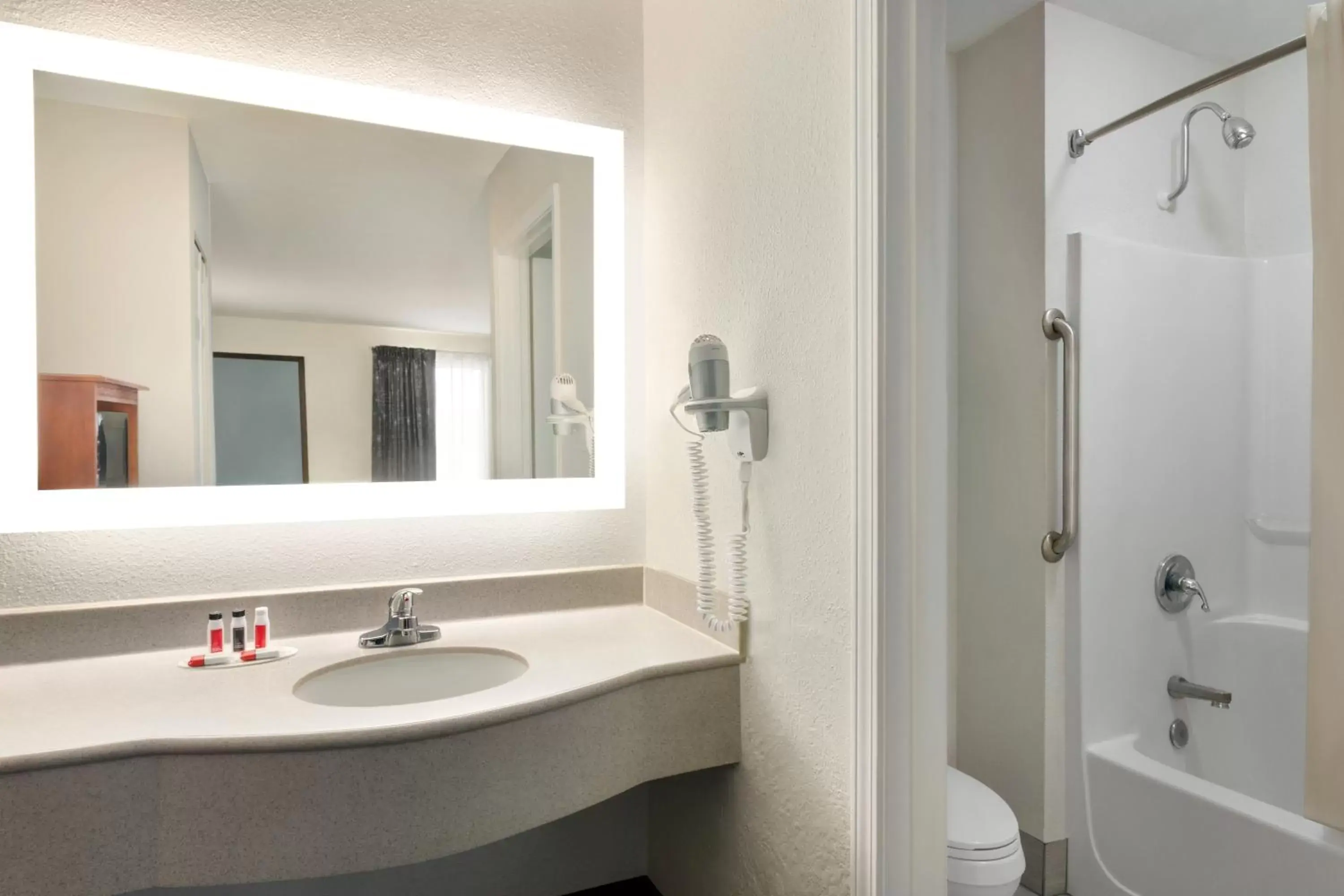 Toilet, Bathroom in Howard Johnson by Wyndham Chattanooga Lookout Mountain