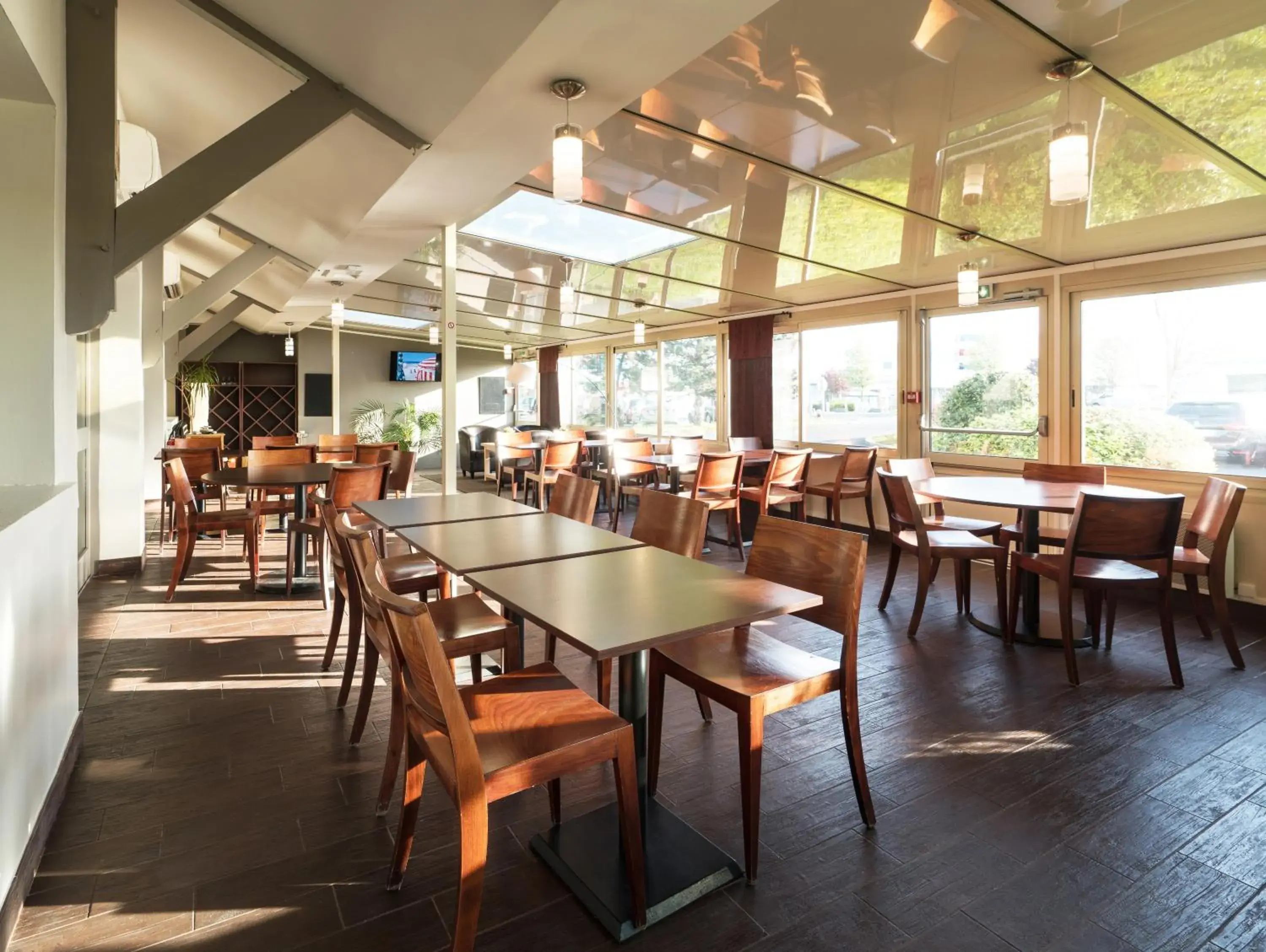 Seating area, Restaurant/Places to Eat in Kyriad Caen Sud