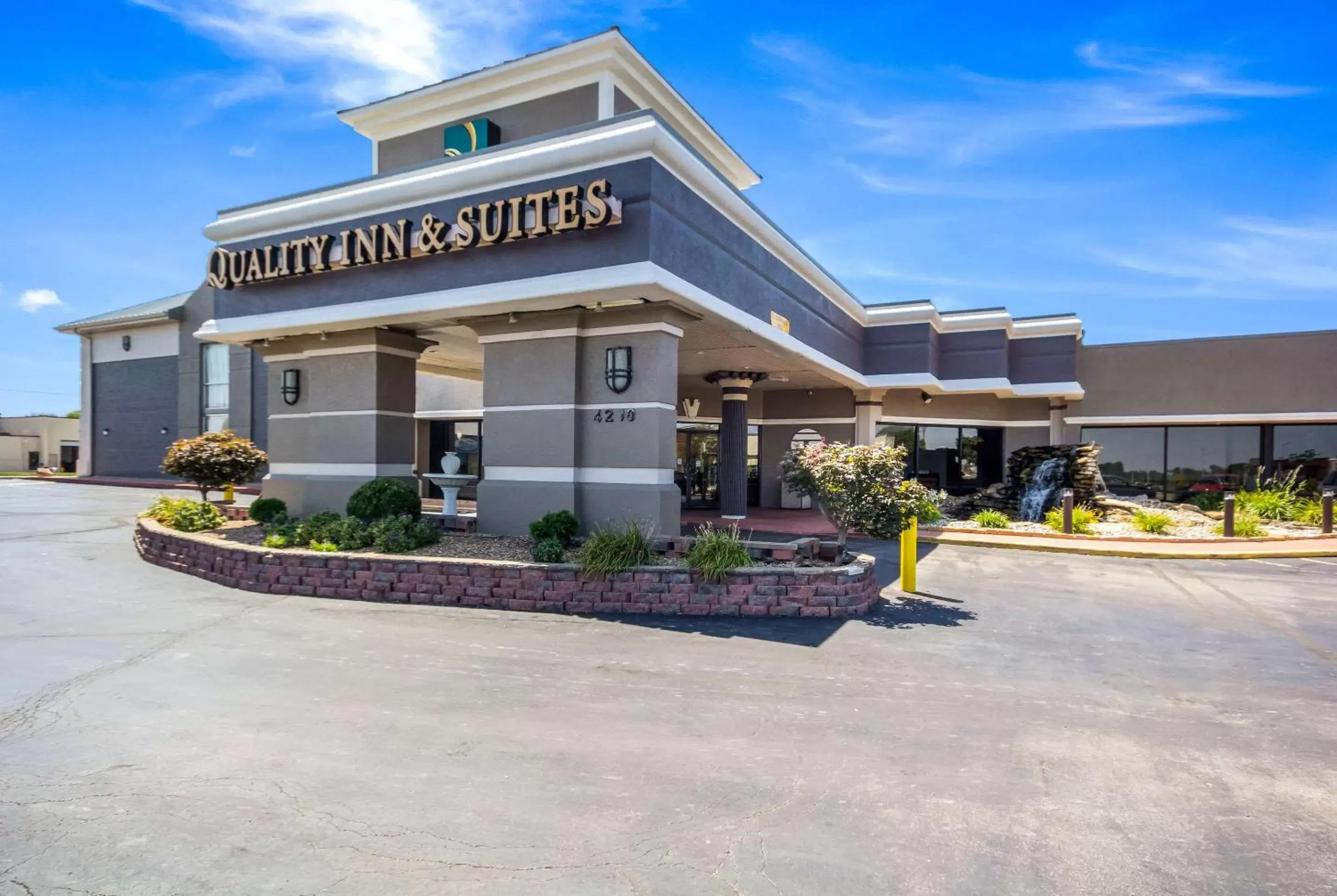 Property building in Quality Inn & Suites Kansas City - Independence I-70 East