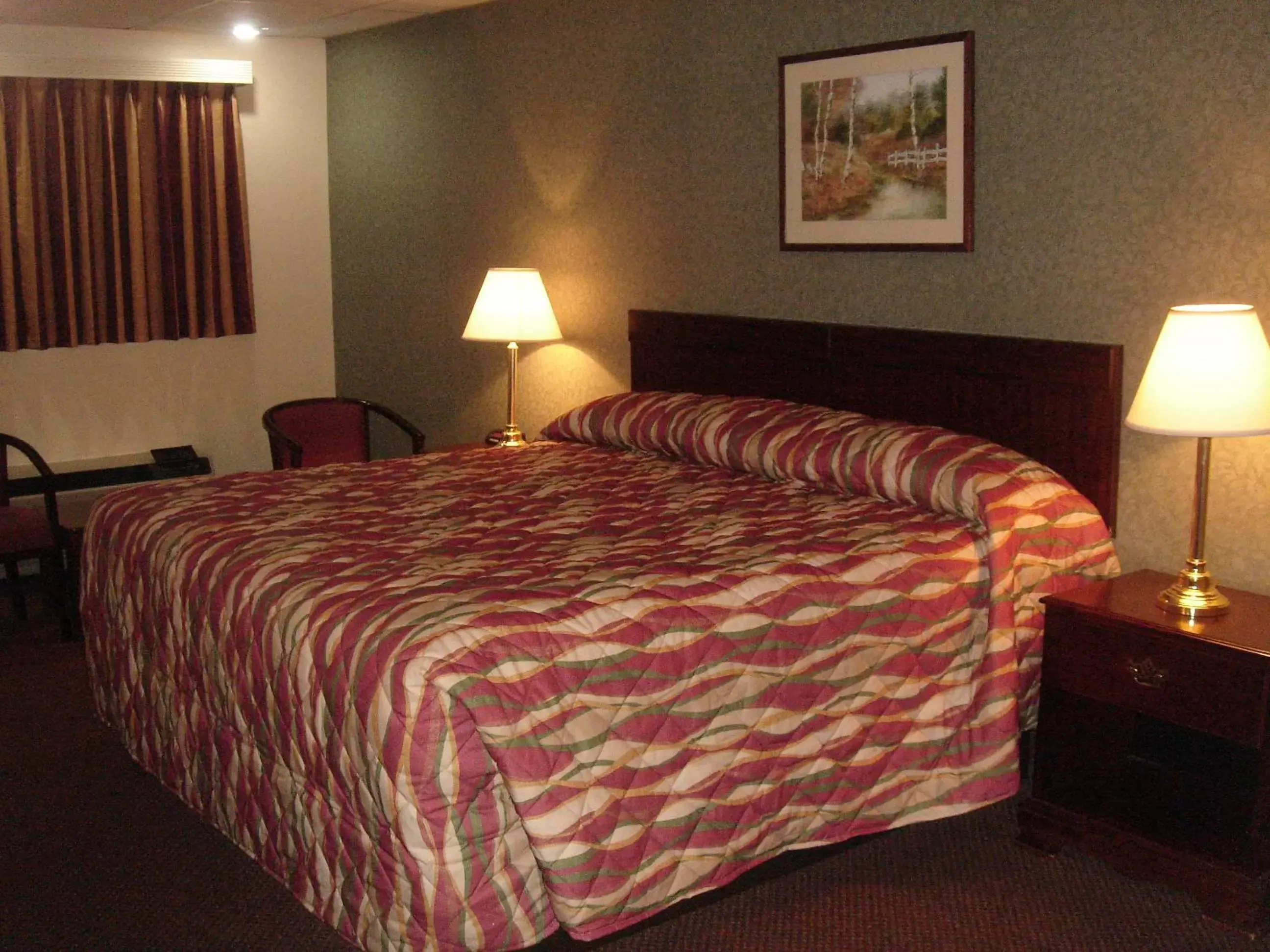 Bed in German Village Inn Motel