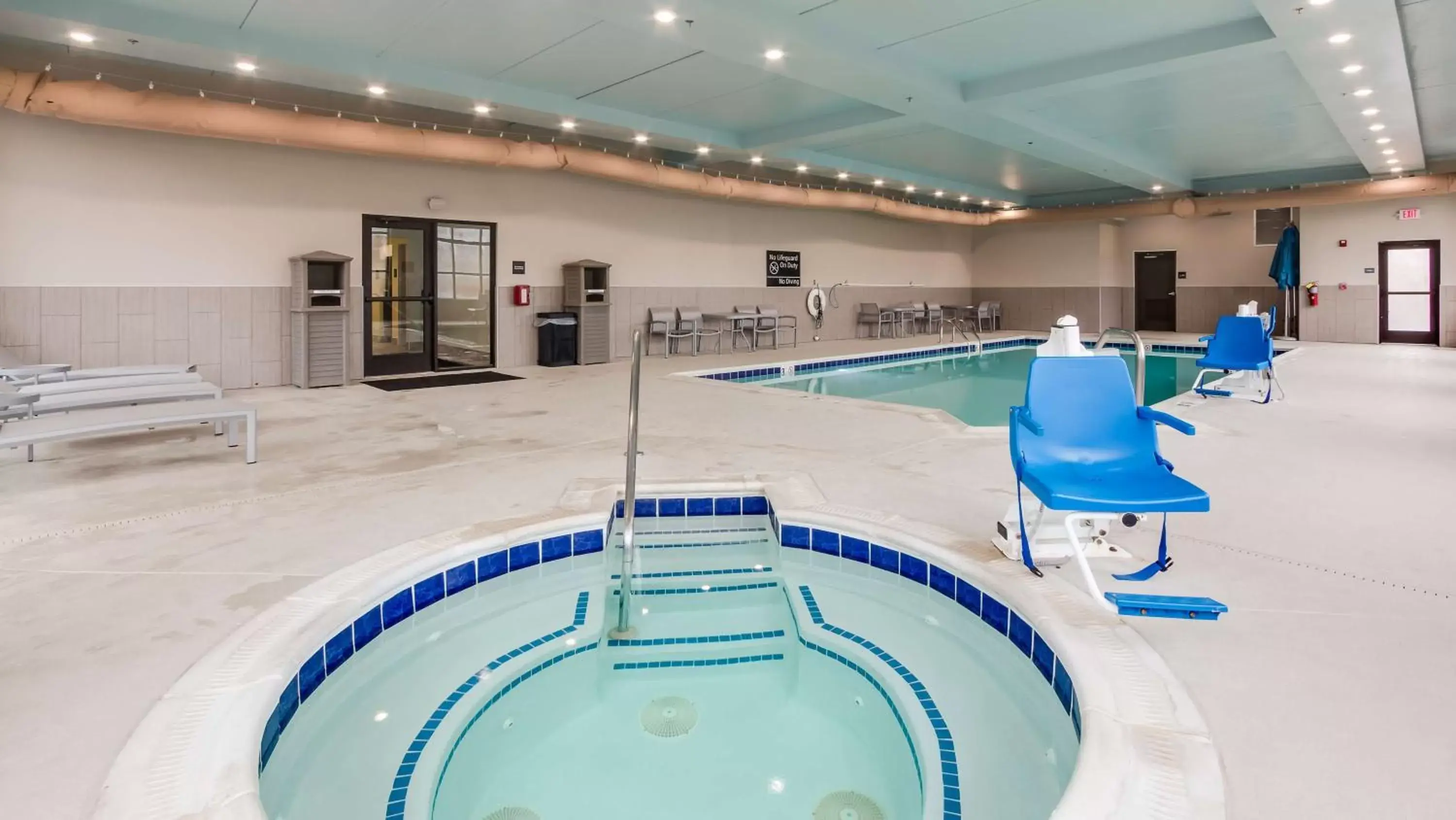 Pool view, Swimming Pool in Hampton Inn White House