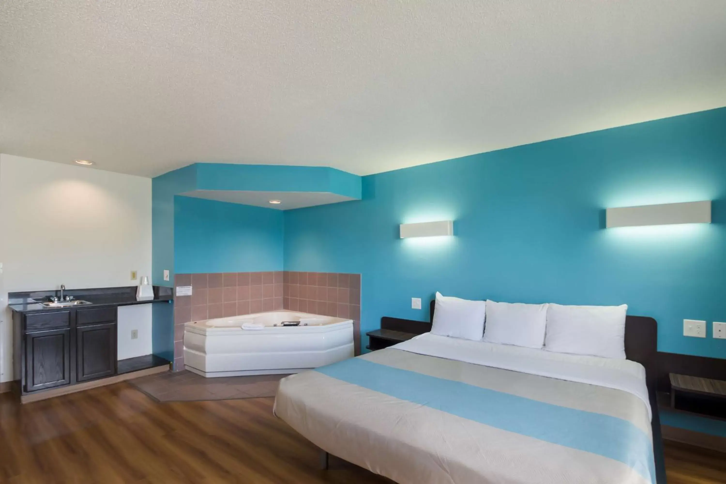 Bedroom, Bed in Motel 6-Rothschild, WI