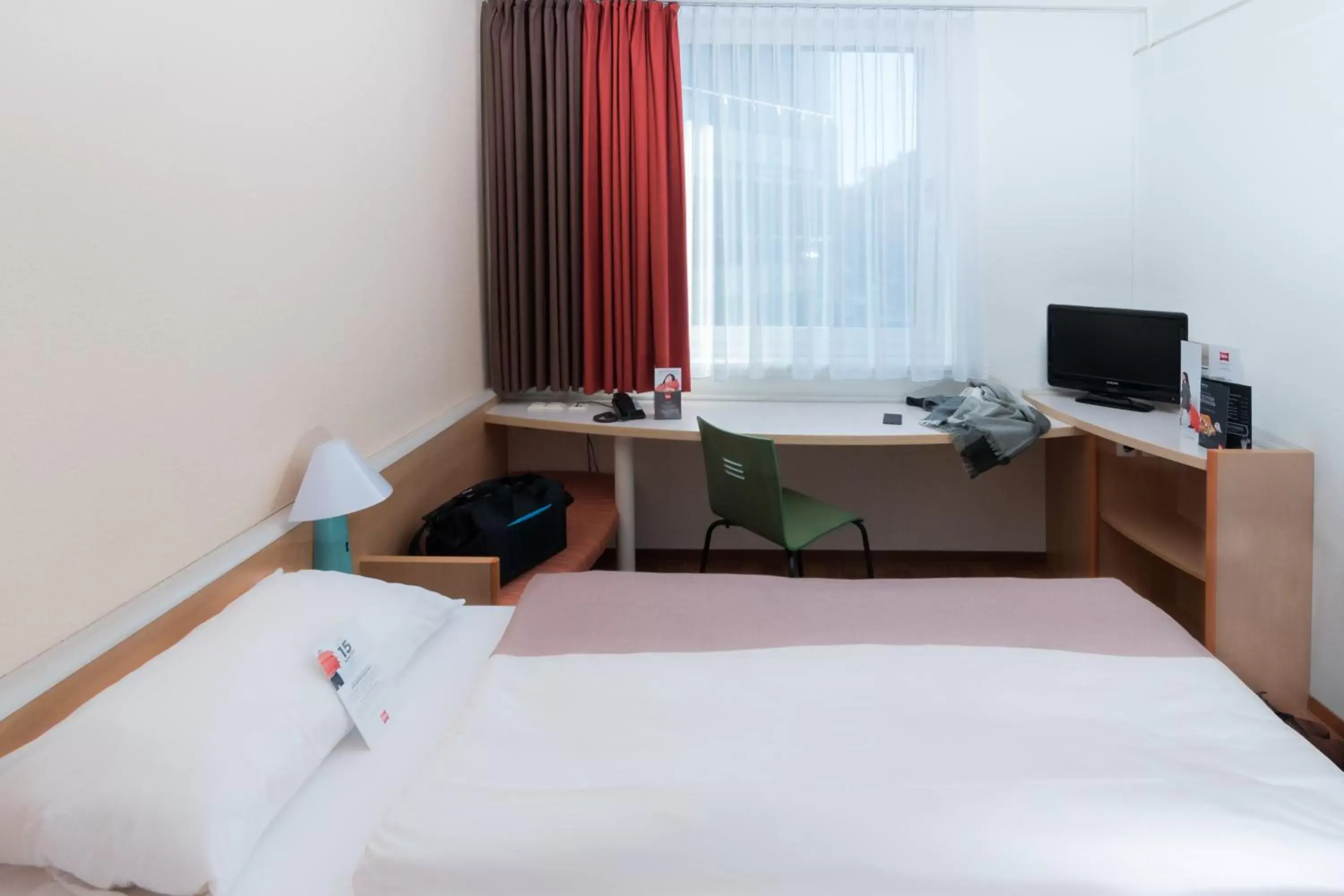 Photo of the whole room, Bed in ibis Koblenz City