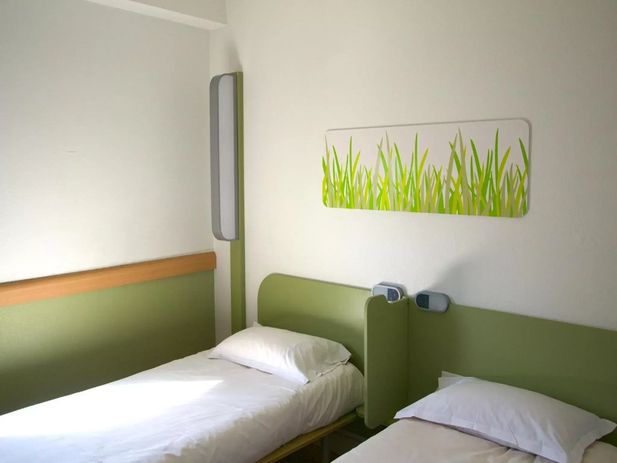 Photo of the whole room, Room Photo in Ibis Budget Toulon Centre