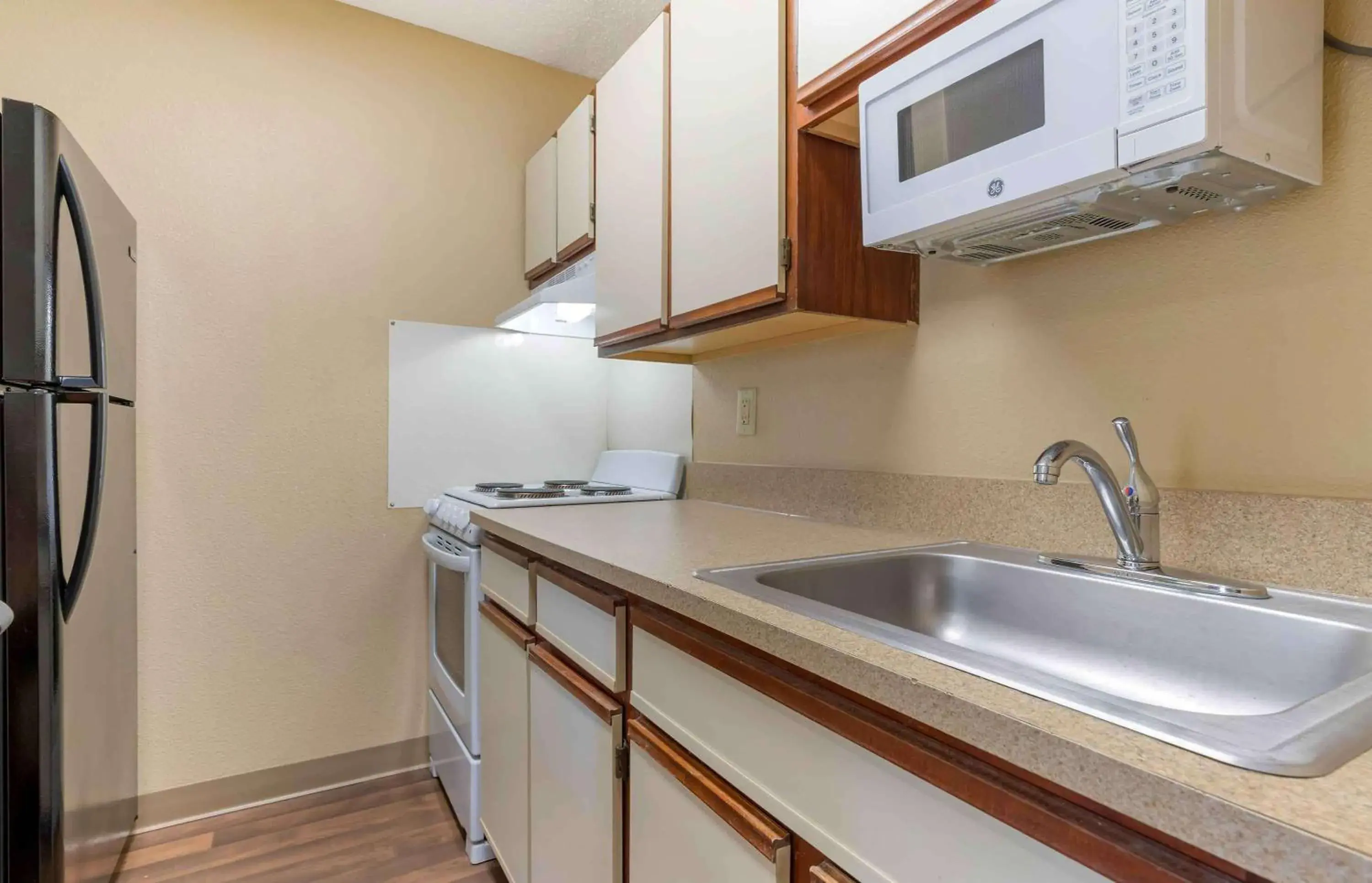 Bedroom, Kitchen/Kitchenette in Extended Stay America Suites - Tulsa - Midtown