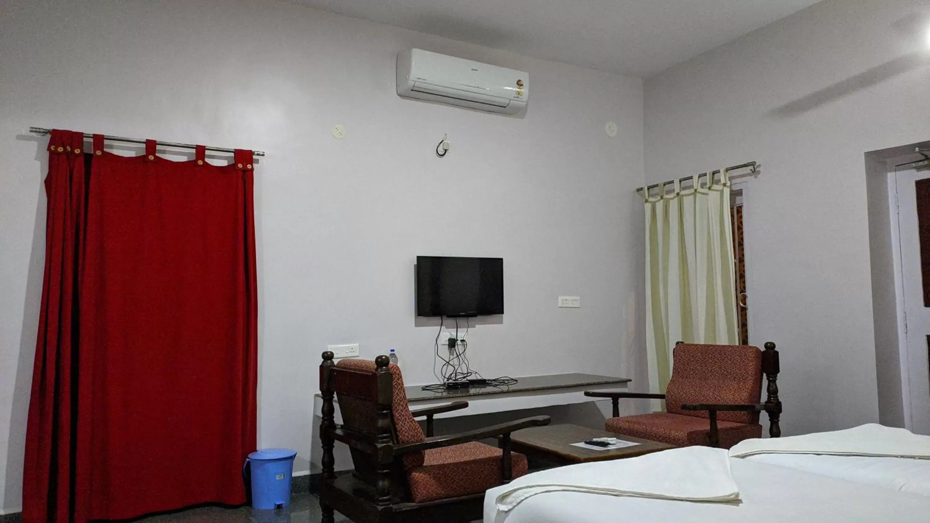 Bedroom, TV/Entertainment Center in Kanthi Resorts Badami