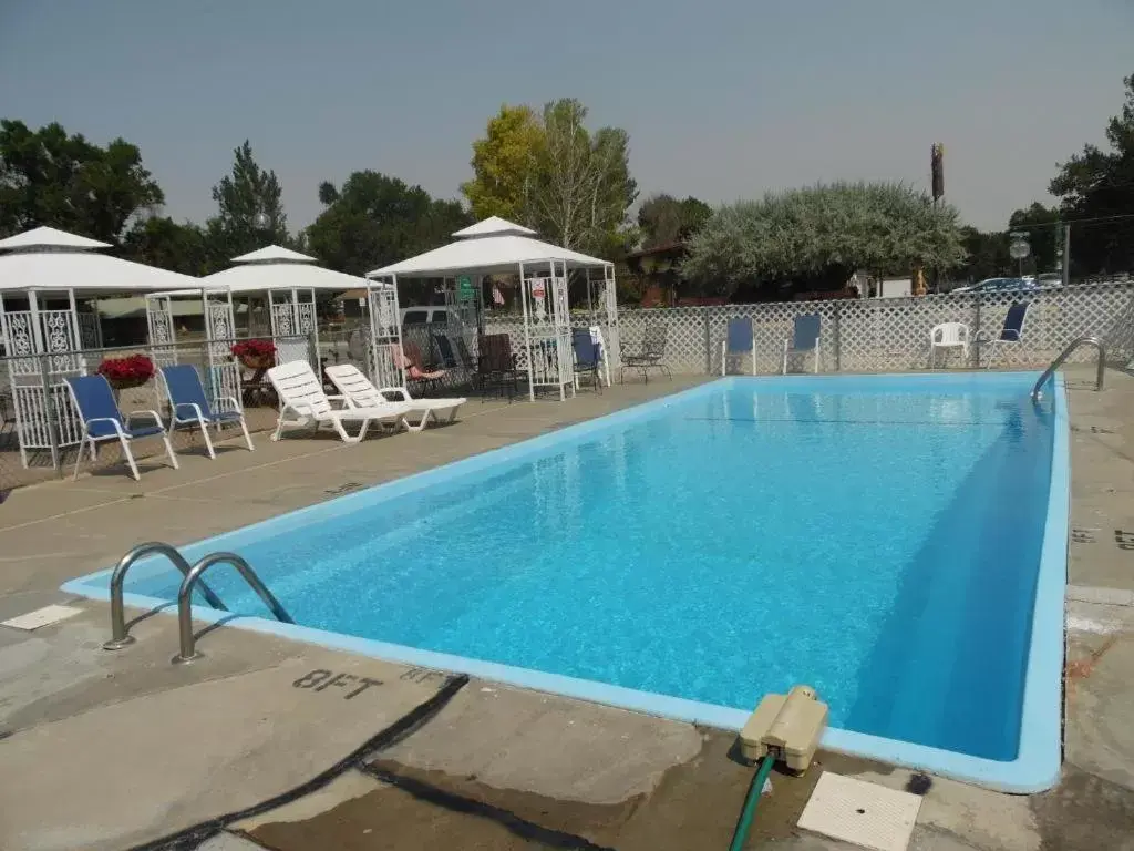 Swimming Pool in Yellowstone Motel