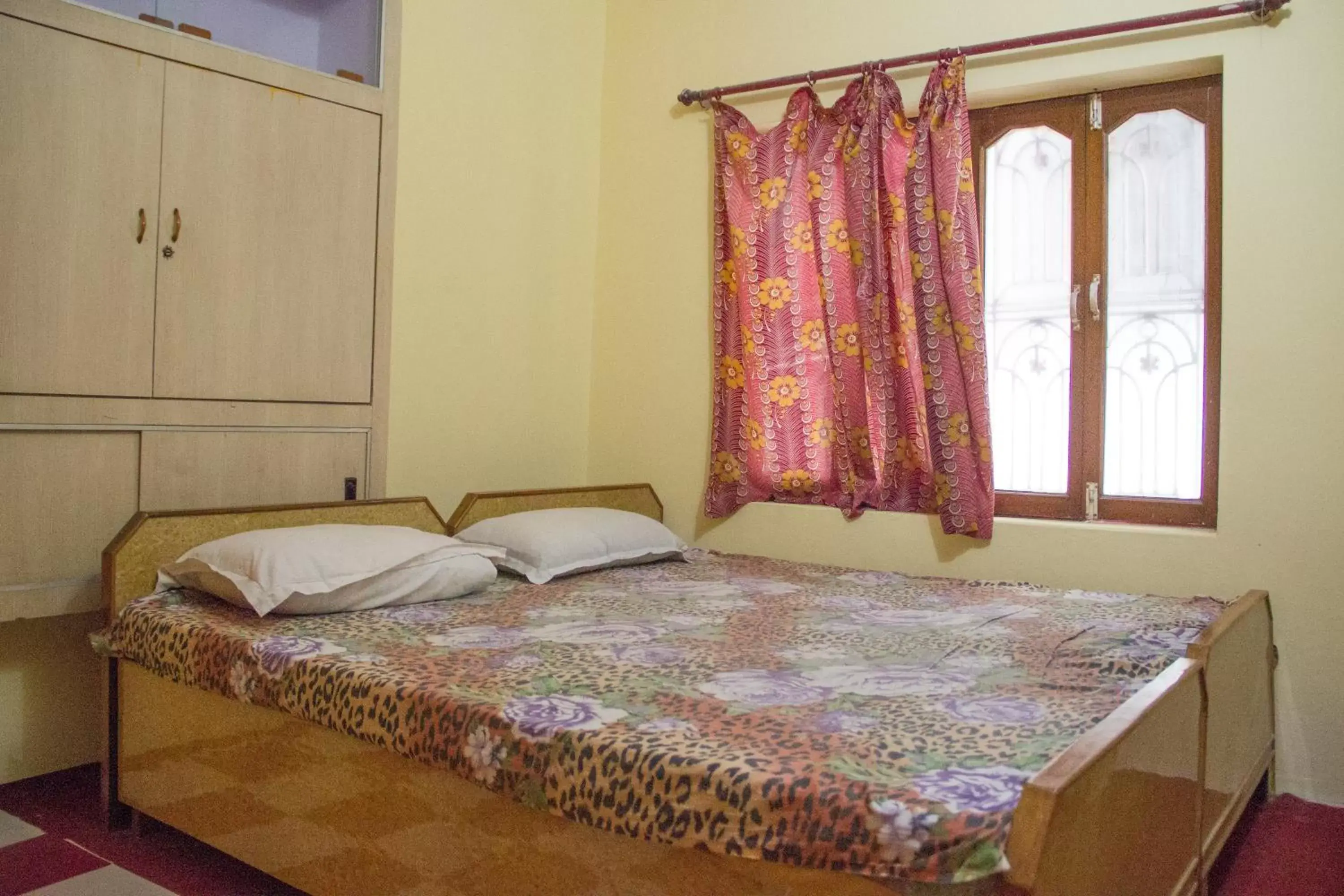 Bed in Somit Paying Guest House