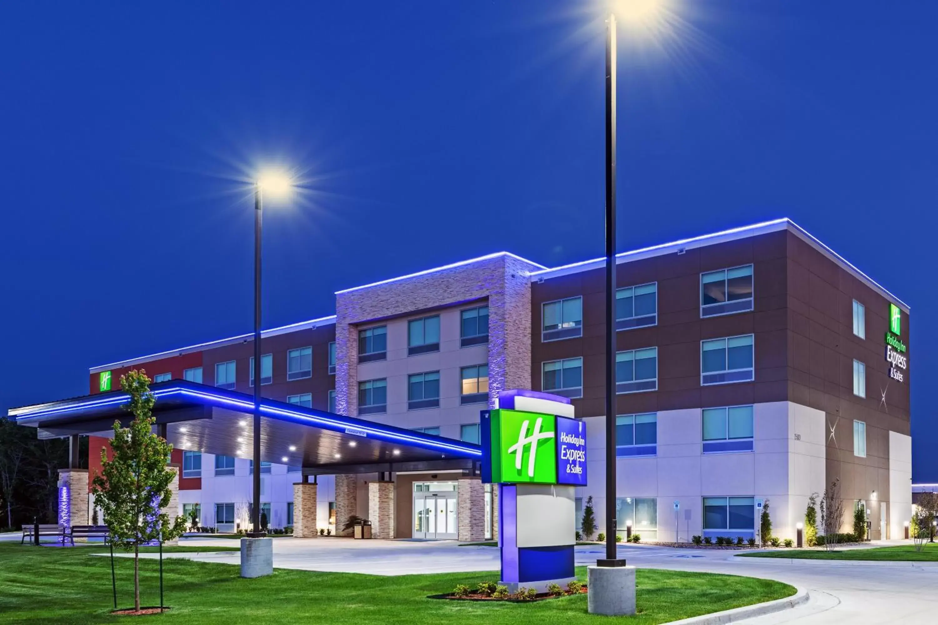 Property Building in Holiday Inn Express & Suites - Parsons, an IHG Hotel