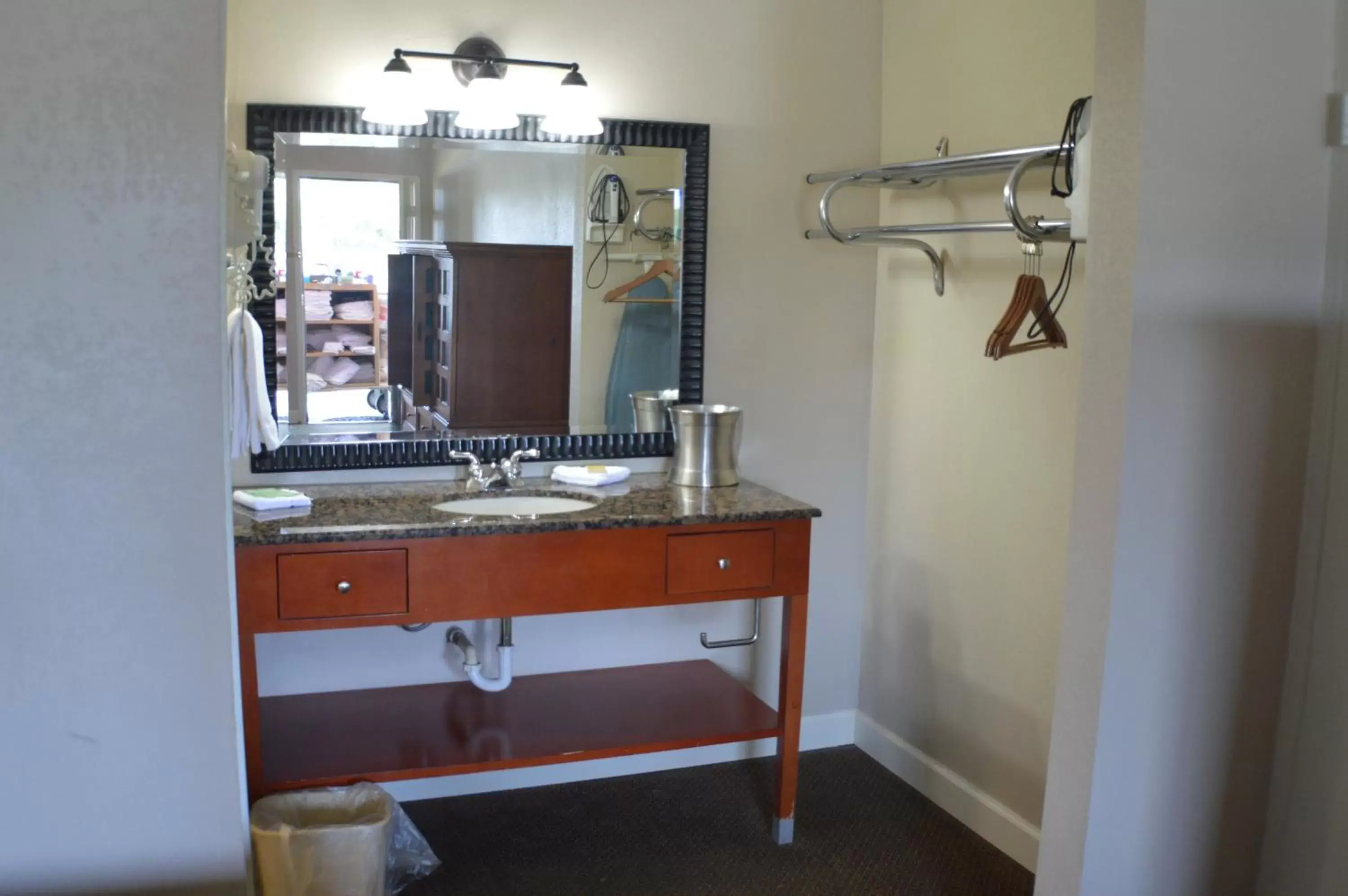 Bedroom, Bathroom in The Lodge at Russell - Russell Inn