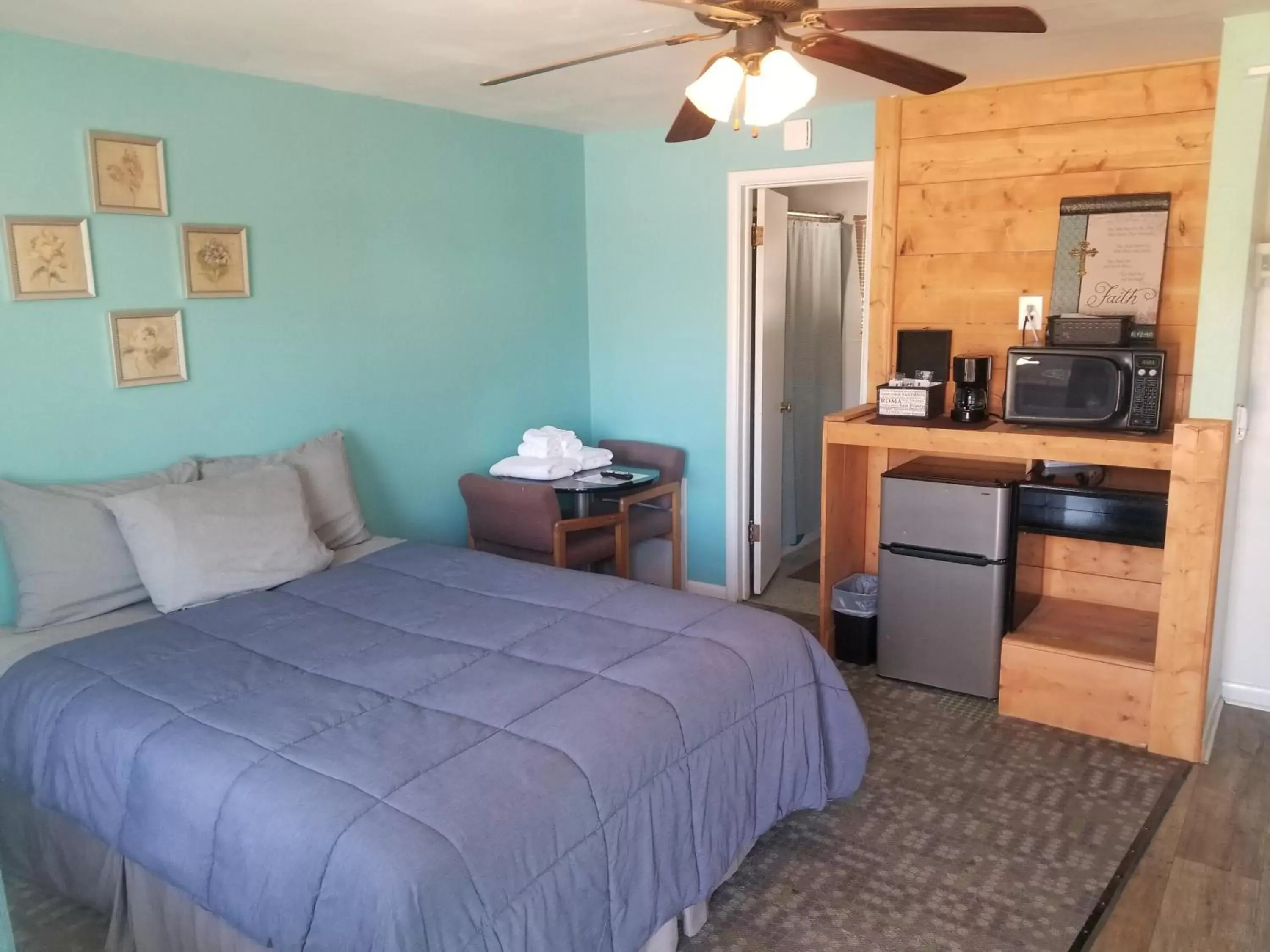 Bedroom, Bed in Two Rivers Inn