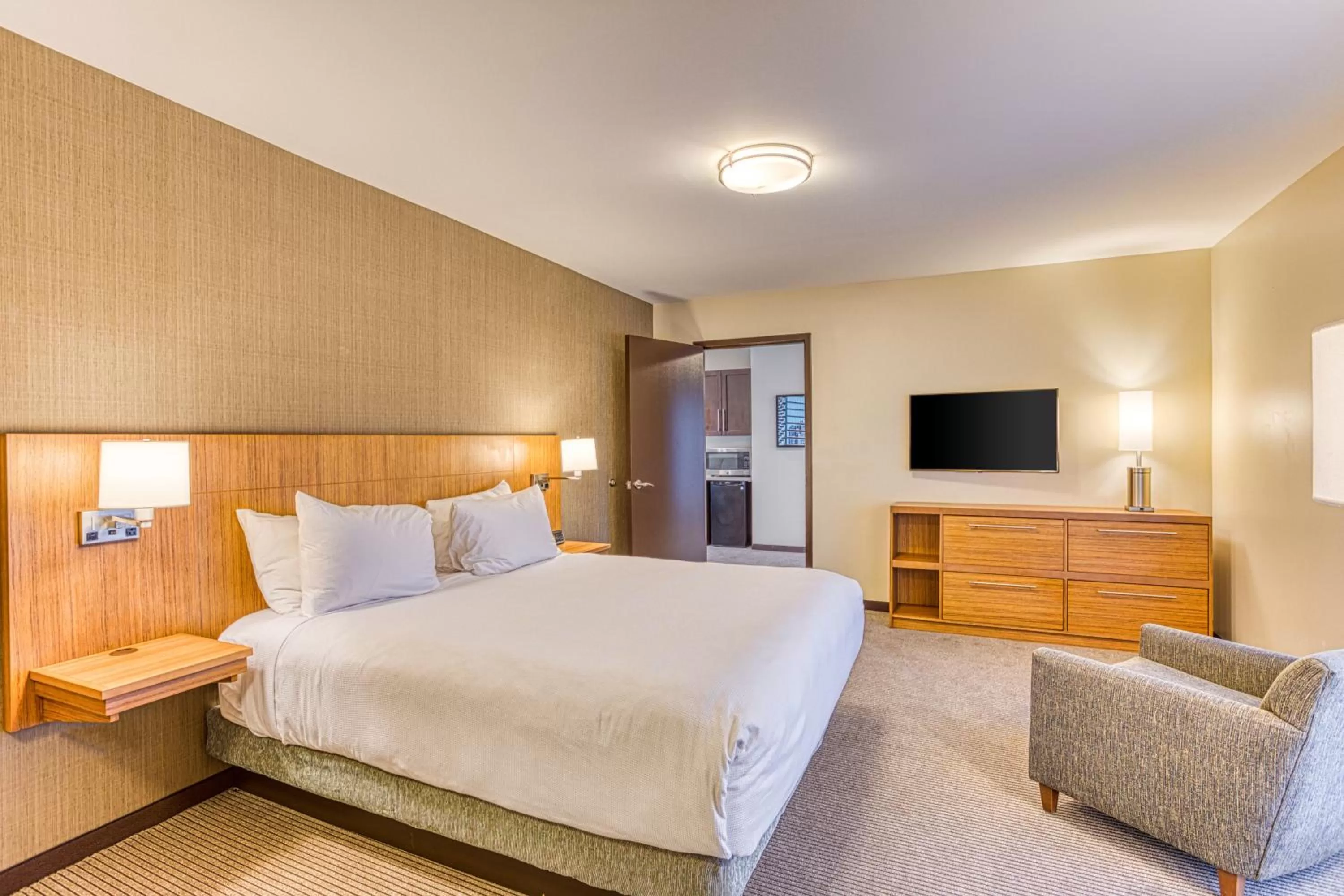 One-Bedroom King Suite with Sofa Bed in Hyatt Place Greensboro Downtown