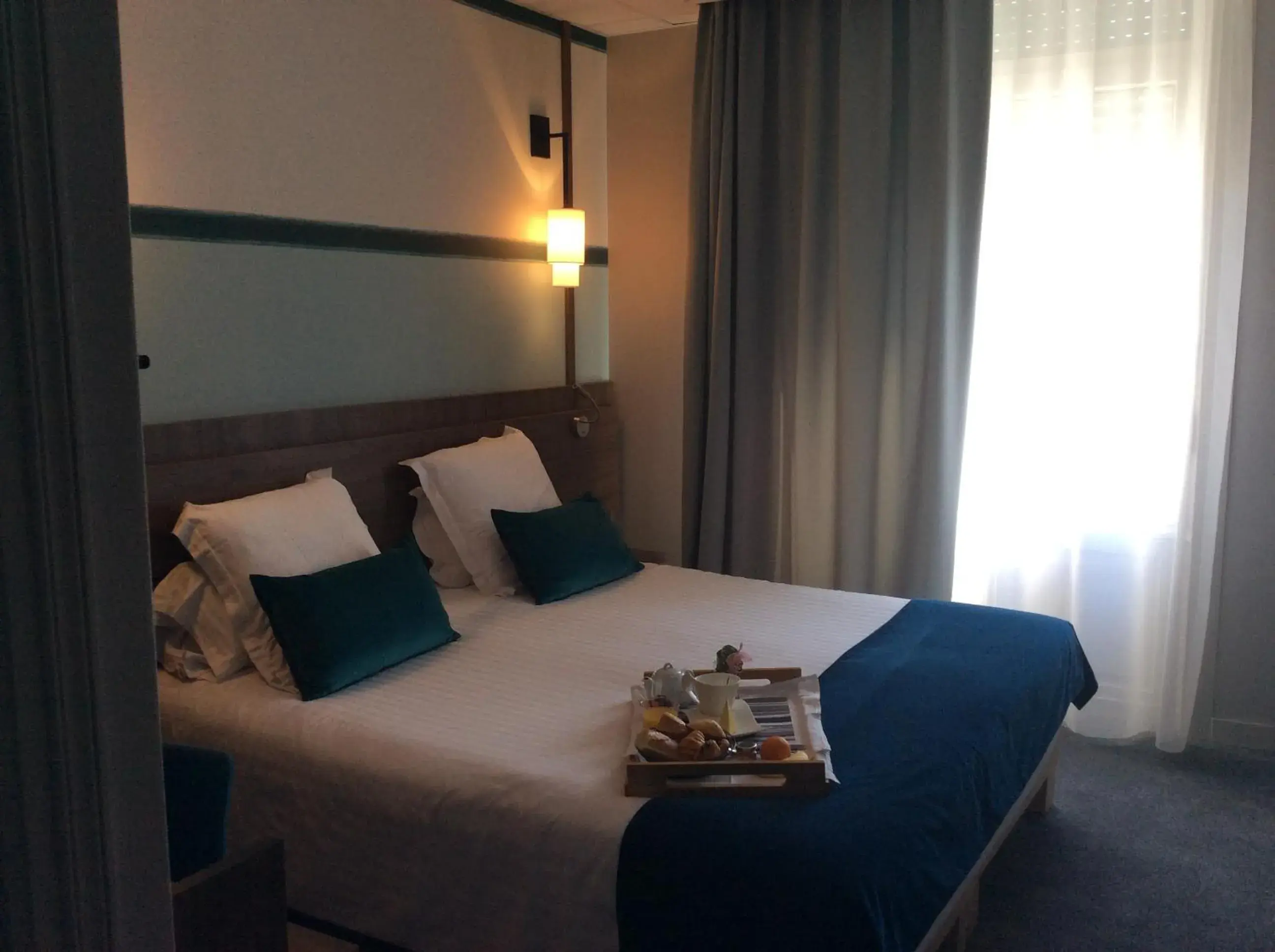 Bedroom, Bed in Best Western Le Duguesclin Hôtel-Restaurant Bedroom, Bed in Best Western Le Duguesclin Hôtel-Restaurant