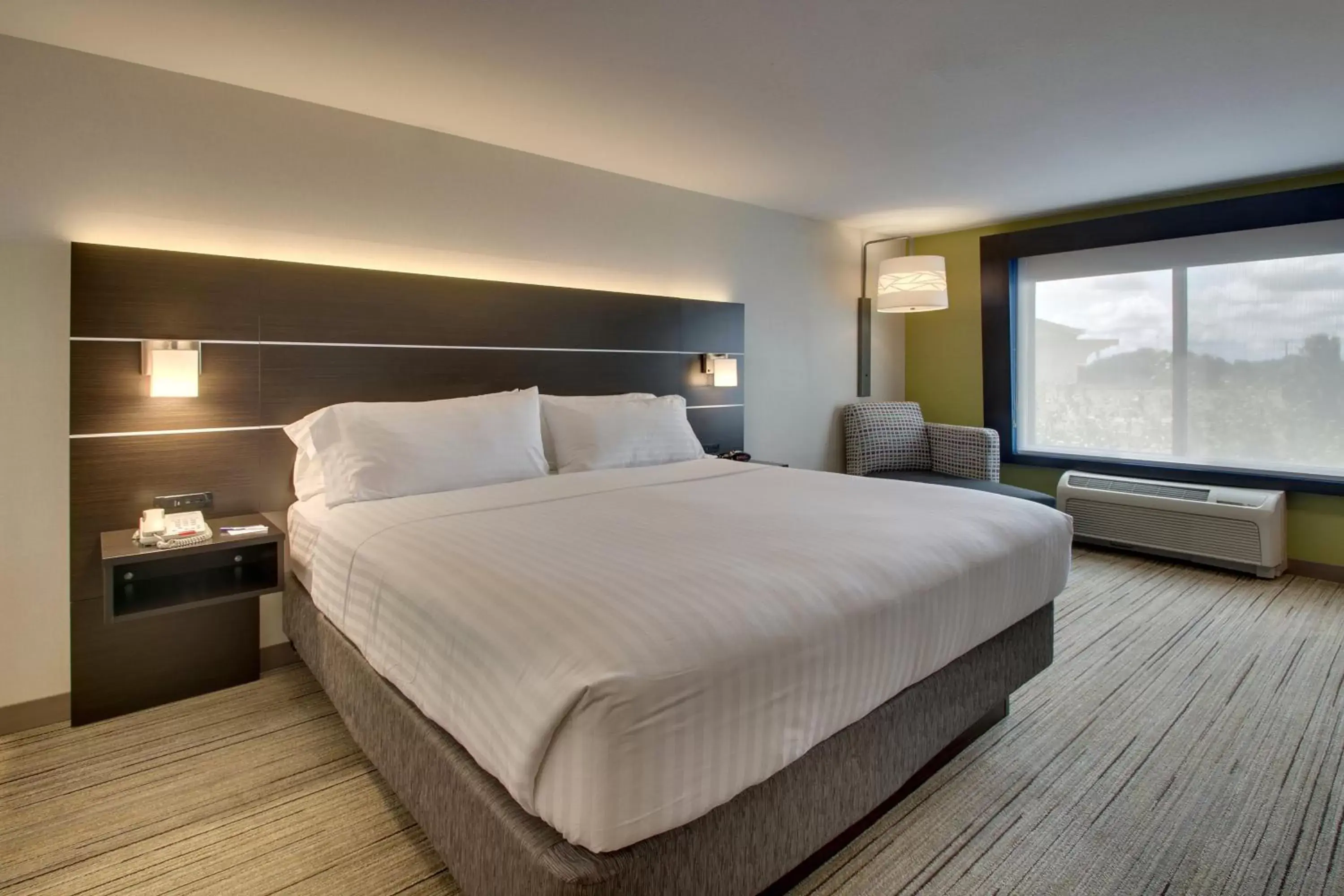 Photo of the whole room, Bed in Holiday Inn Express Hotel & Suites Morris, an IHG Hotel