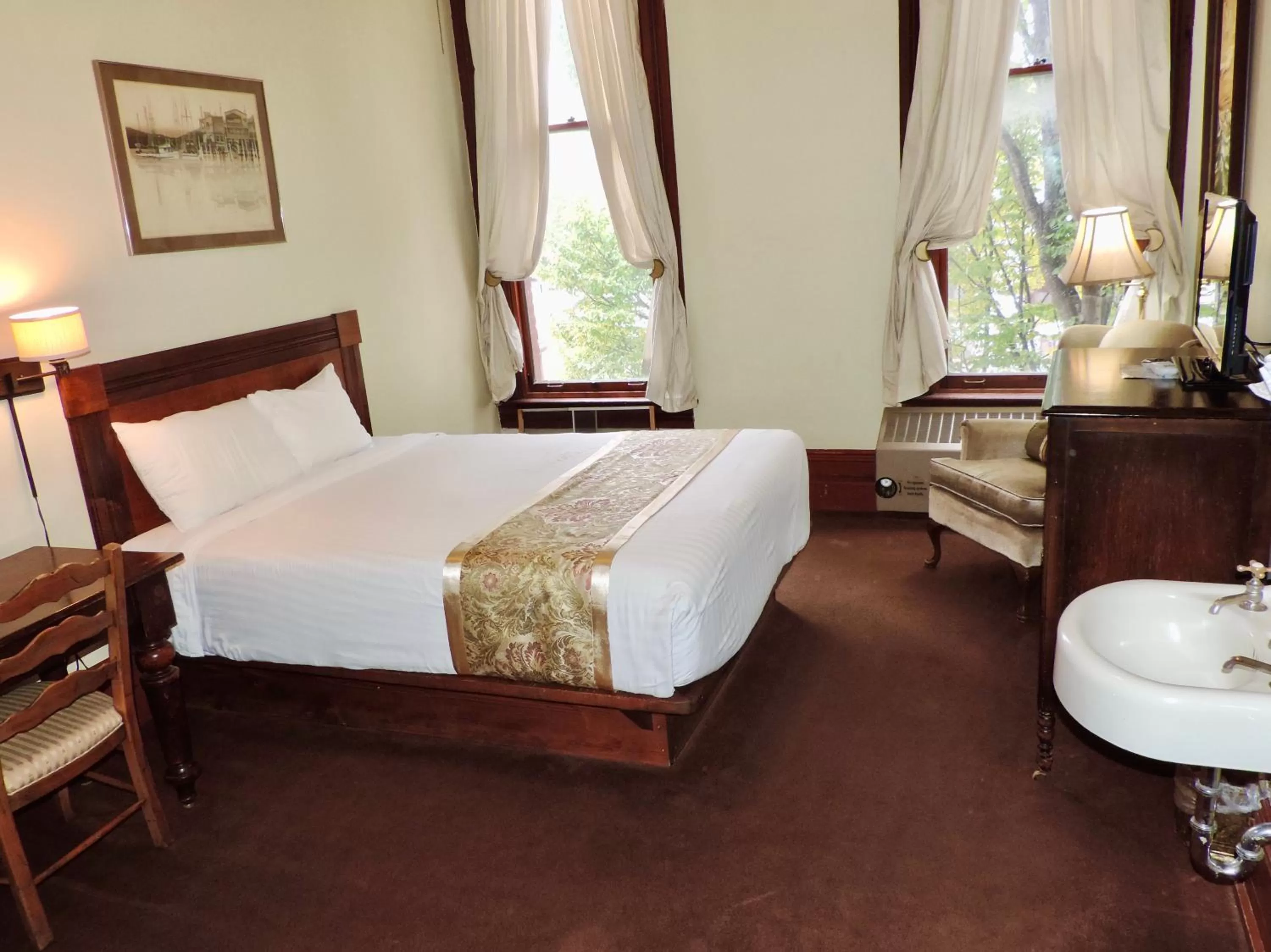 Bed in The Monarch Hotel