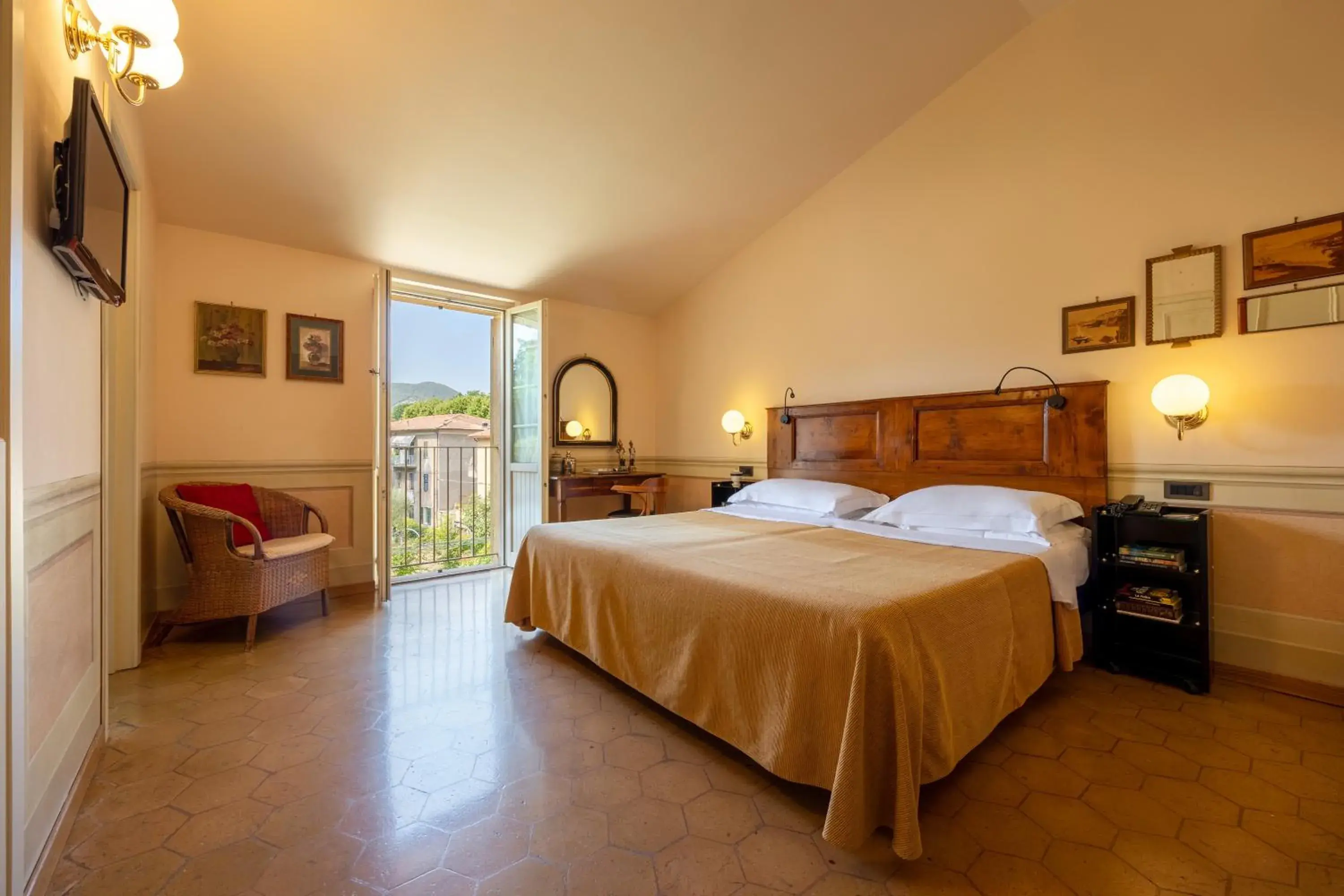 Bed in Hotel San Luca