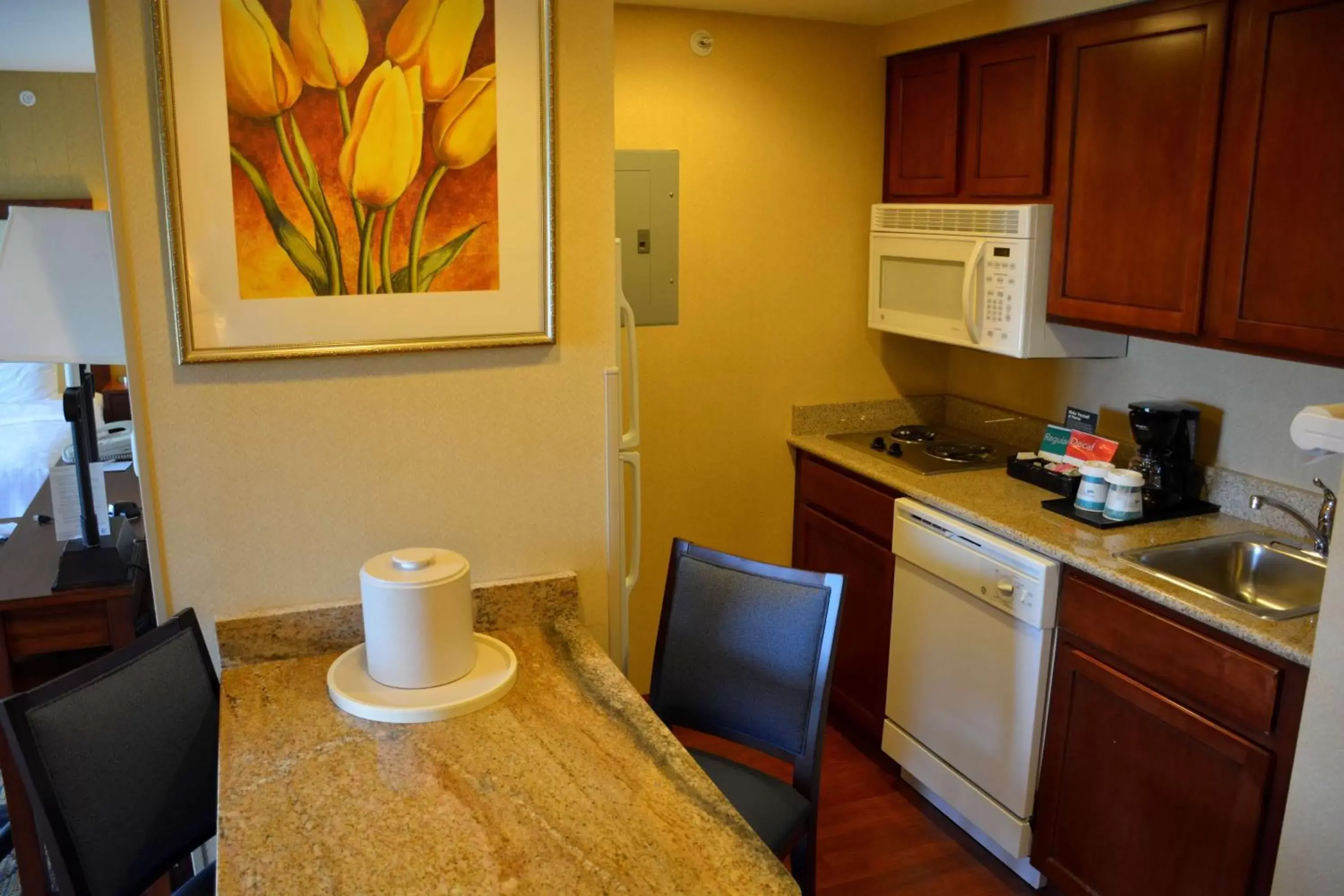 Kitchen or kitchenette, Kitchen/Kitchenette in Homewood Suites by Hilton Brighton