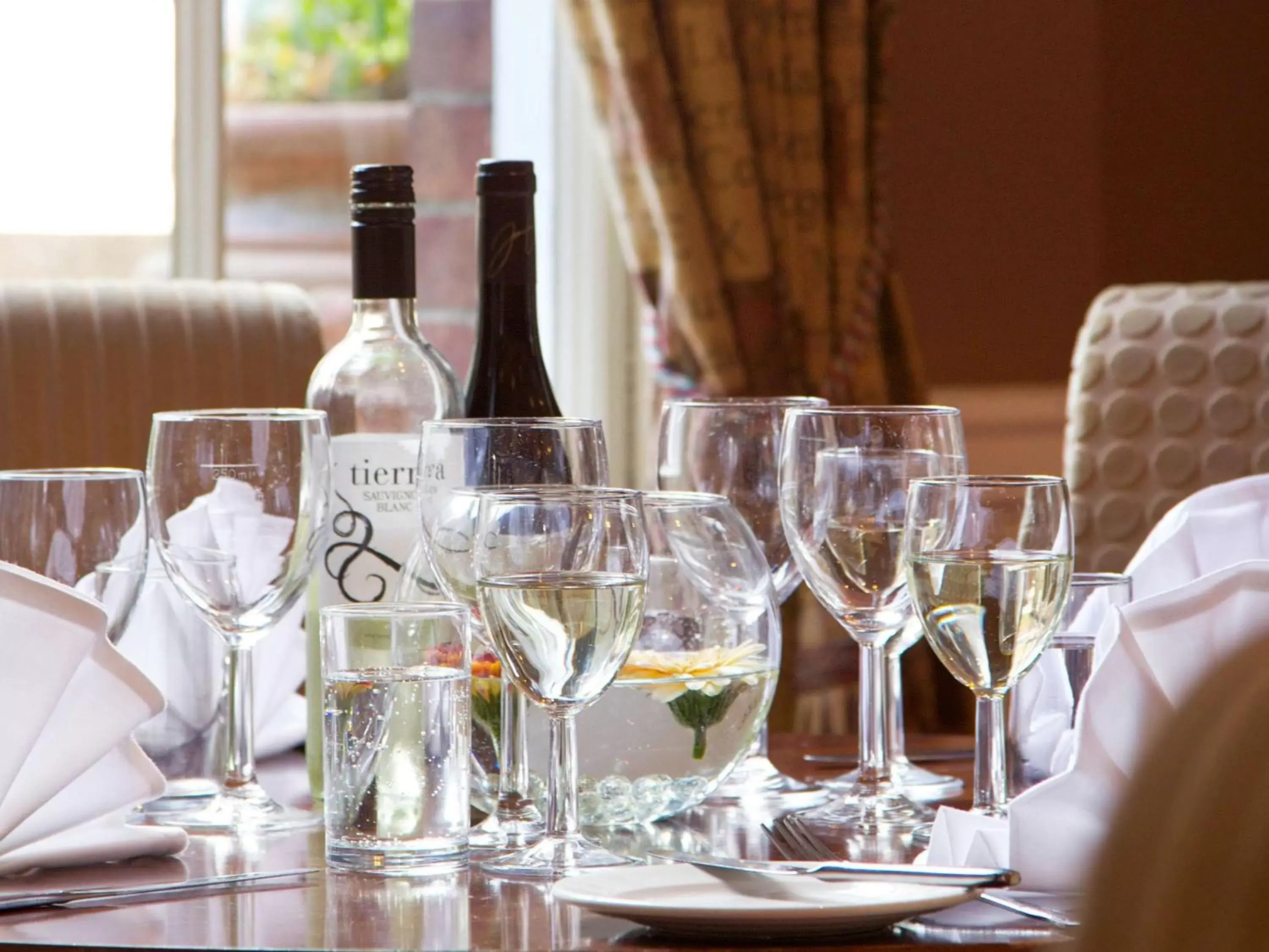 Lounge or bar, Restaurant/Places to Eat in Mercure Salisbury White Hart Hotel