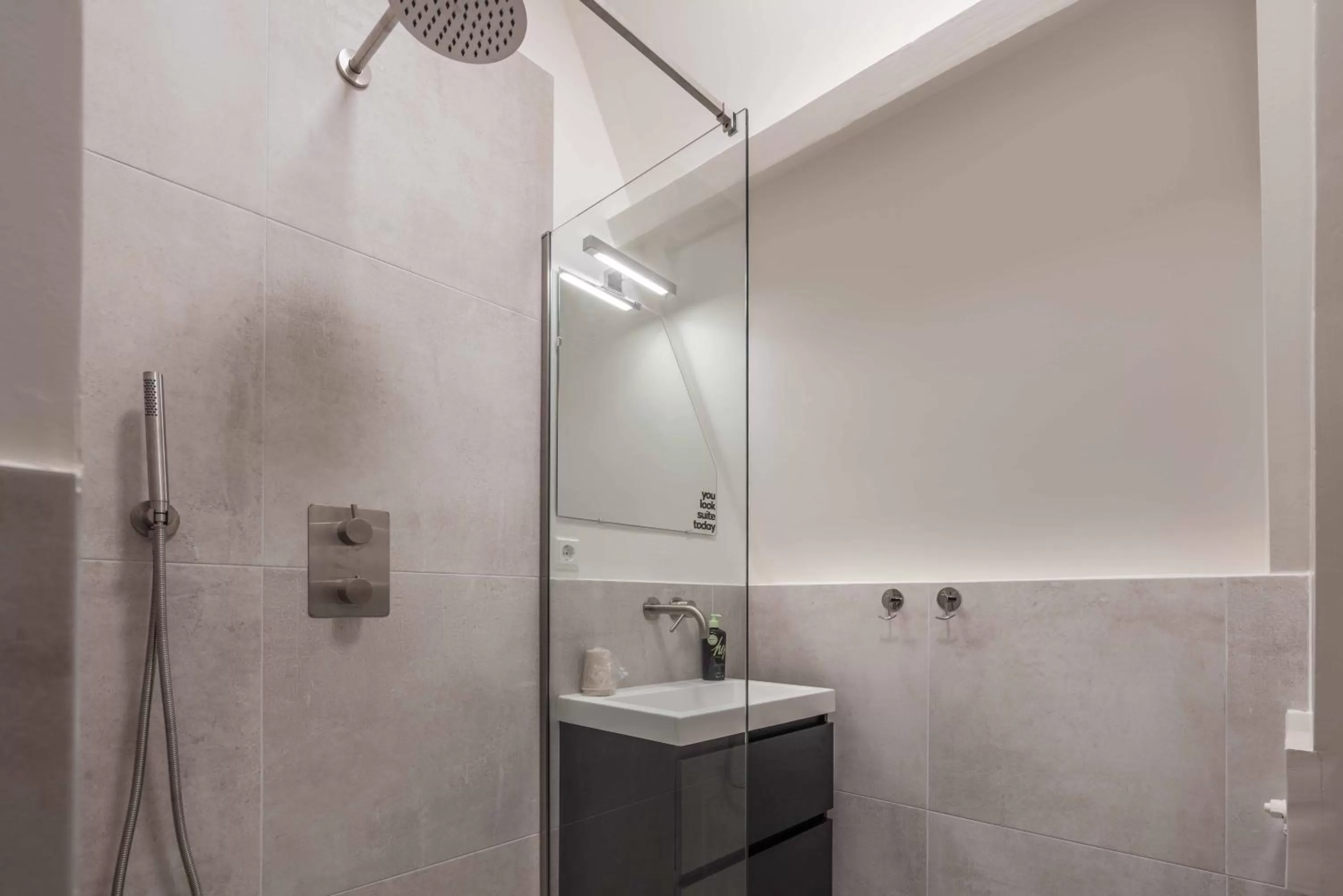 Shower in Limehome The Hague Keizerstraat